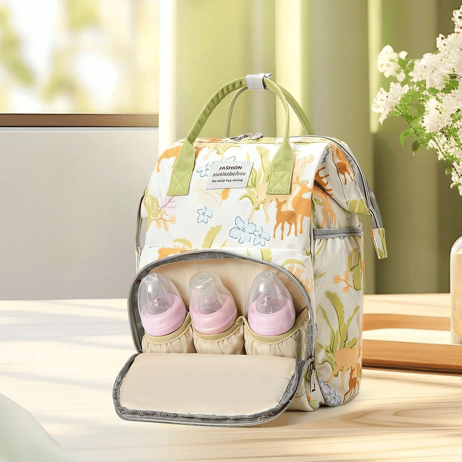 Trousse de toilette pour bébé avec compartiment isotherme, motif animaux, contenant trois biberons, idéale pour les sorties ou les voyages.