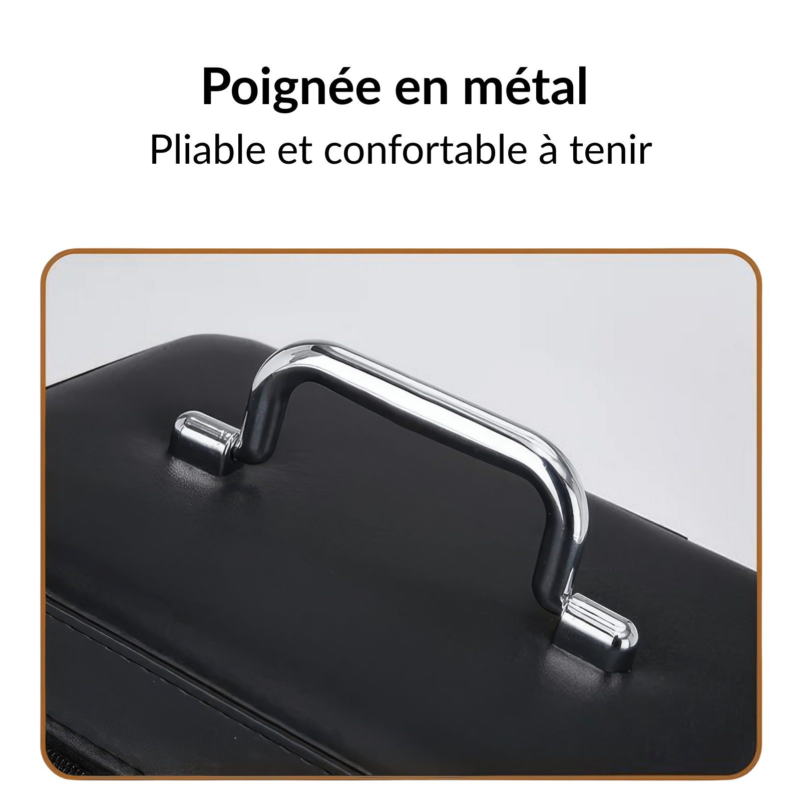 Gros plan sur la poignée en métal pliable et confortable de la trousse de toilette femme en simili cuir noir.