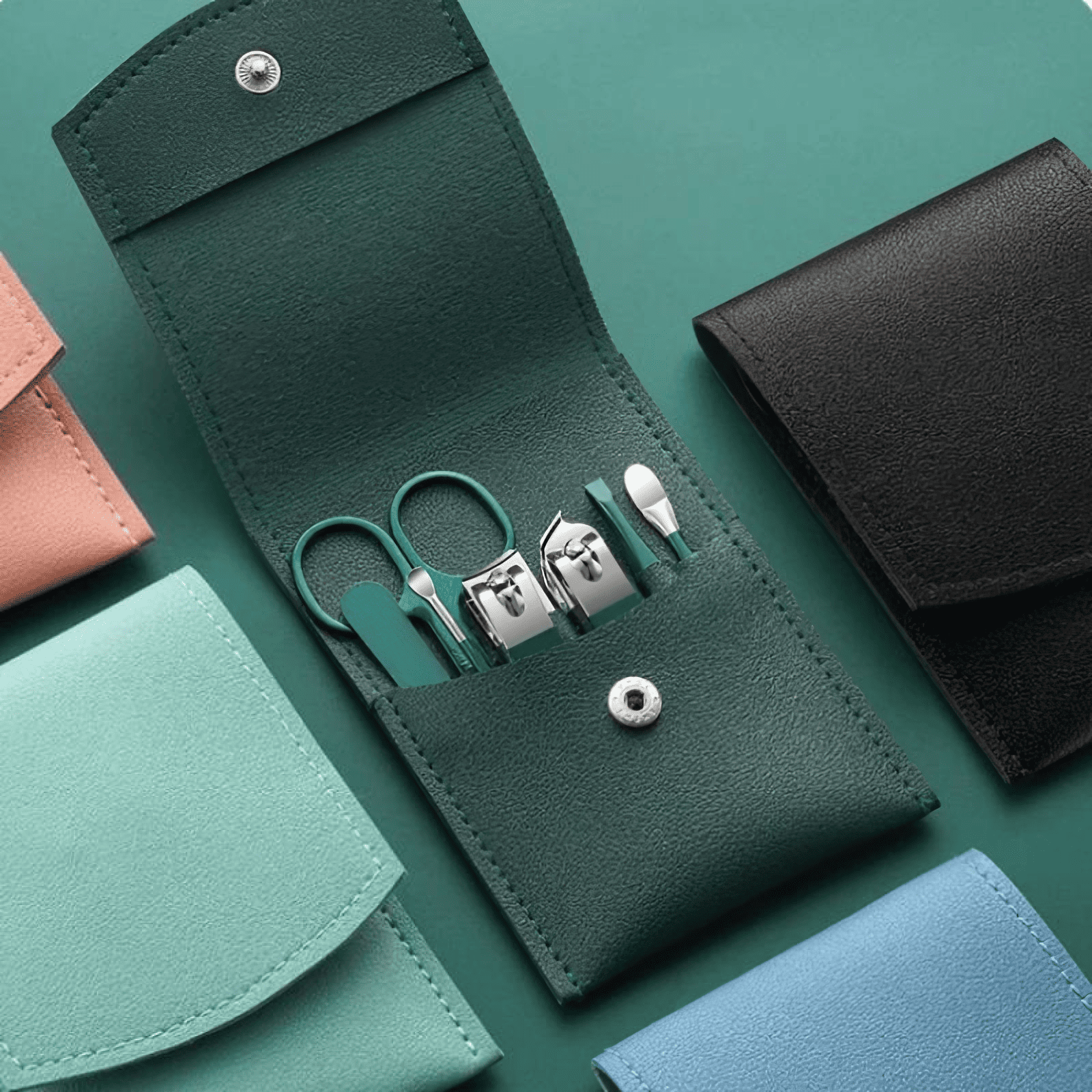 Kit de manucure complet dans un étui compact avec accessoires de soin des ongles.