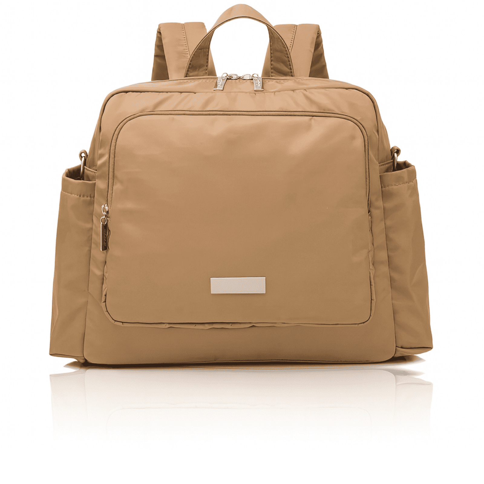 Trousse de toilette bébé maternité beige en gros plans : fermetures éclair, plaque logo et compartiment porte-biberon intérieur.