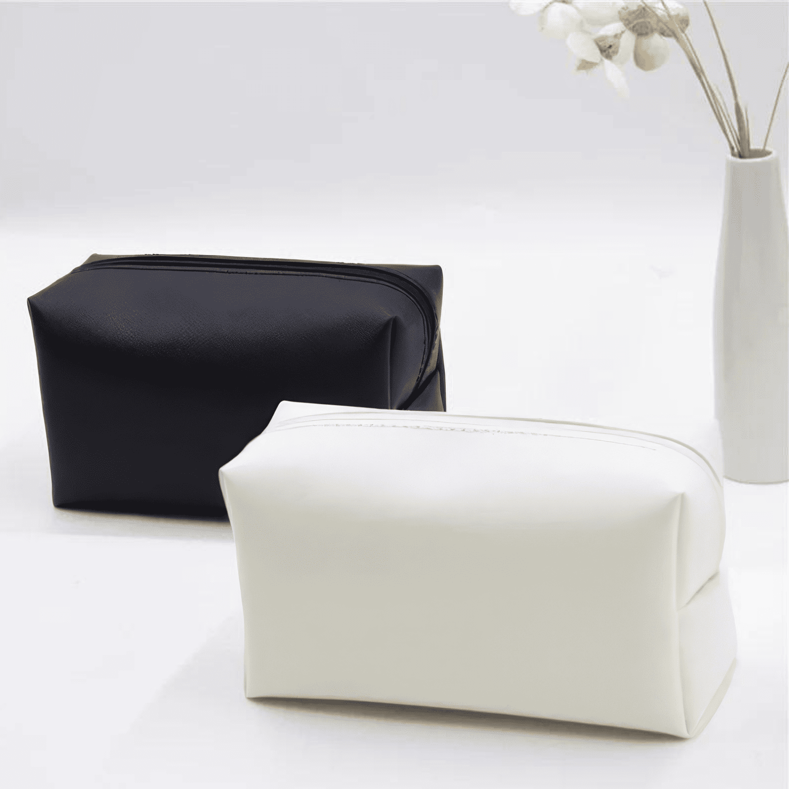 Trousse de toilette femme chic noire et blanche élégante, idéale pour voyager avec style