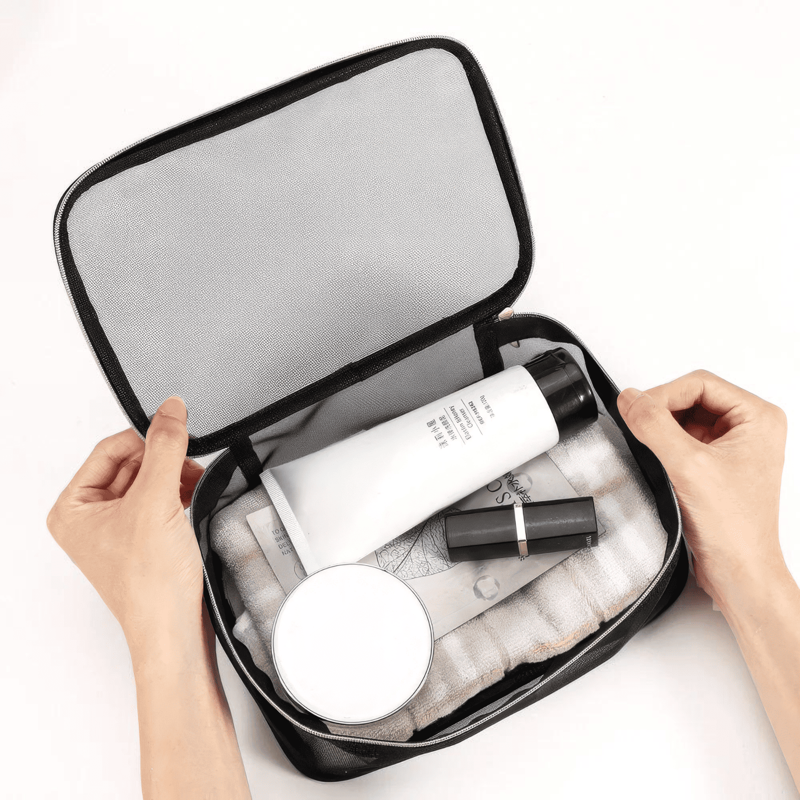 Trousse de toilette femme souple et transparente avec serviette et produits de beauté rangés