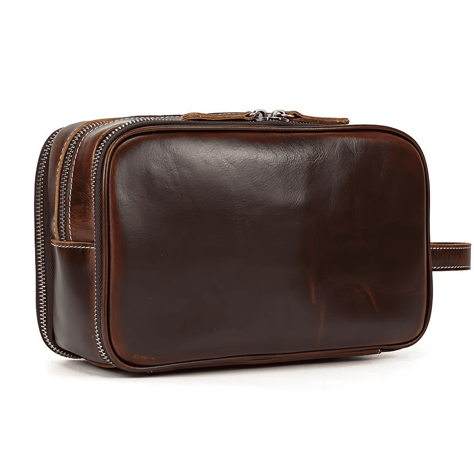 Trousse de toilette homme cuir luxe marron rouge vue en angle droit, confection haut de gamme et coutures contrastées.