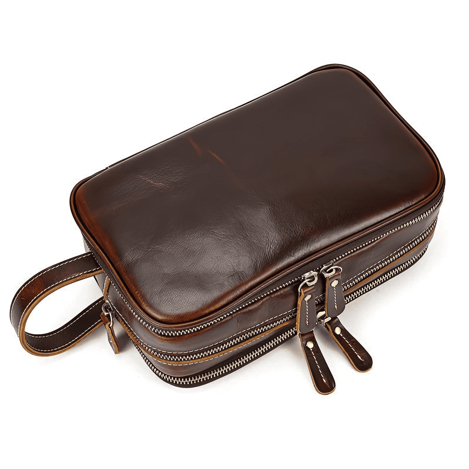 Trousse de toilette homme cuir luxe marron rouge vue du dessus en angle, cuir brillant et fermetures solides.