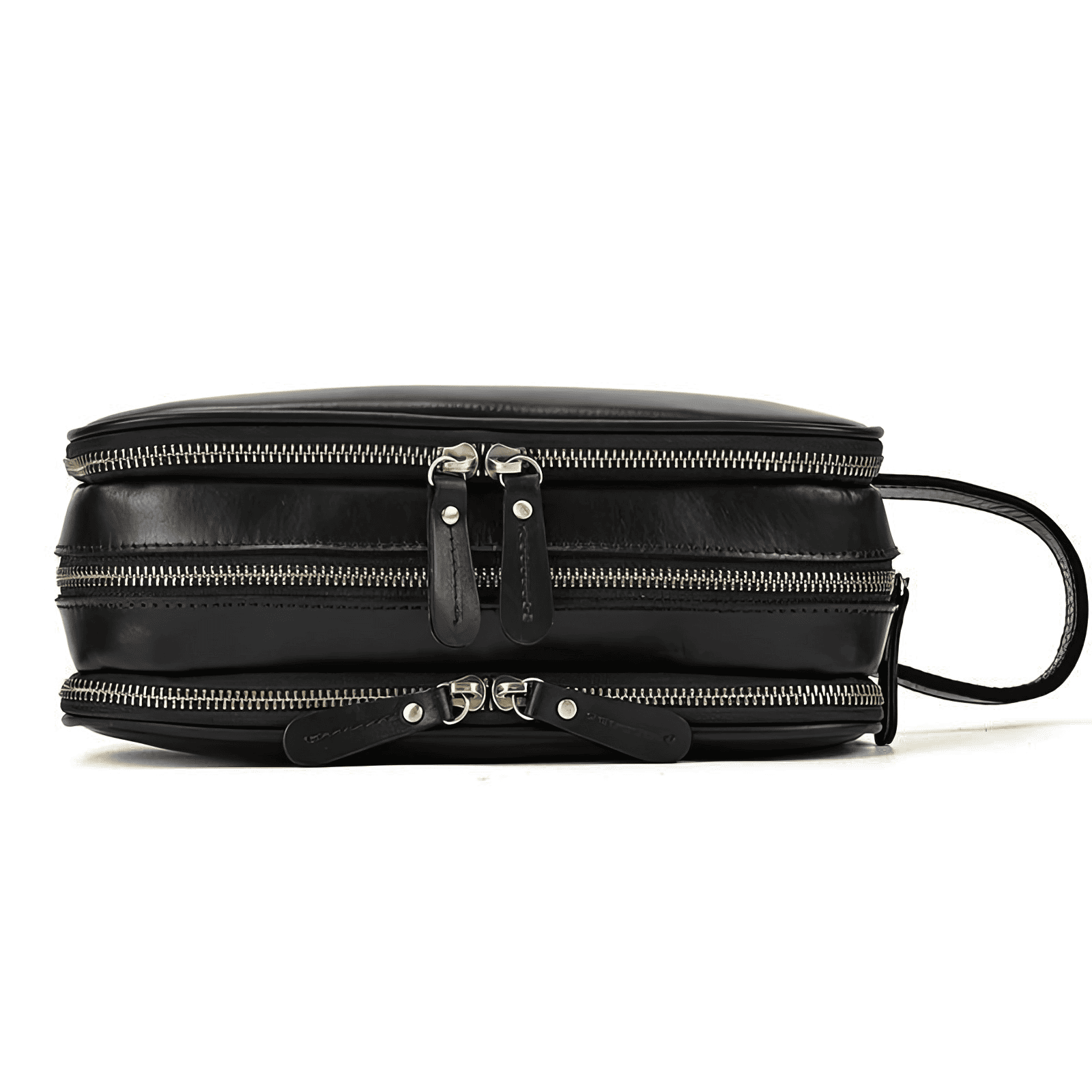 Trousse de toilette homme cuir luxe noire vue de dessous, doubles fermetures zippées et structure rigide pour un maintien parfait.