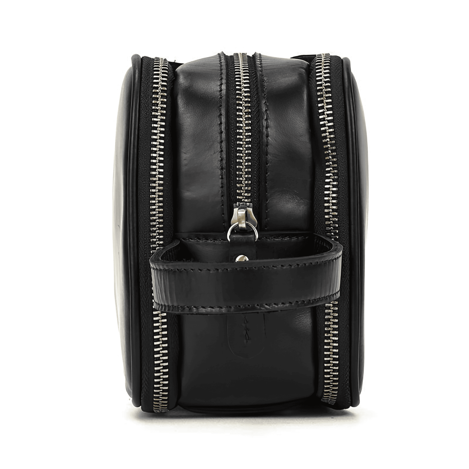 Trousse de toilette homme cuir luxe noire vue latérale, présentant sa poignée renforcée et ses doubles fermetures en métal doré.