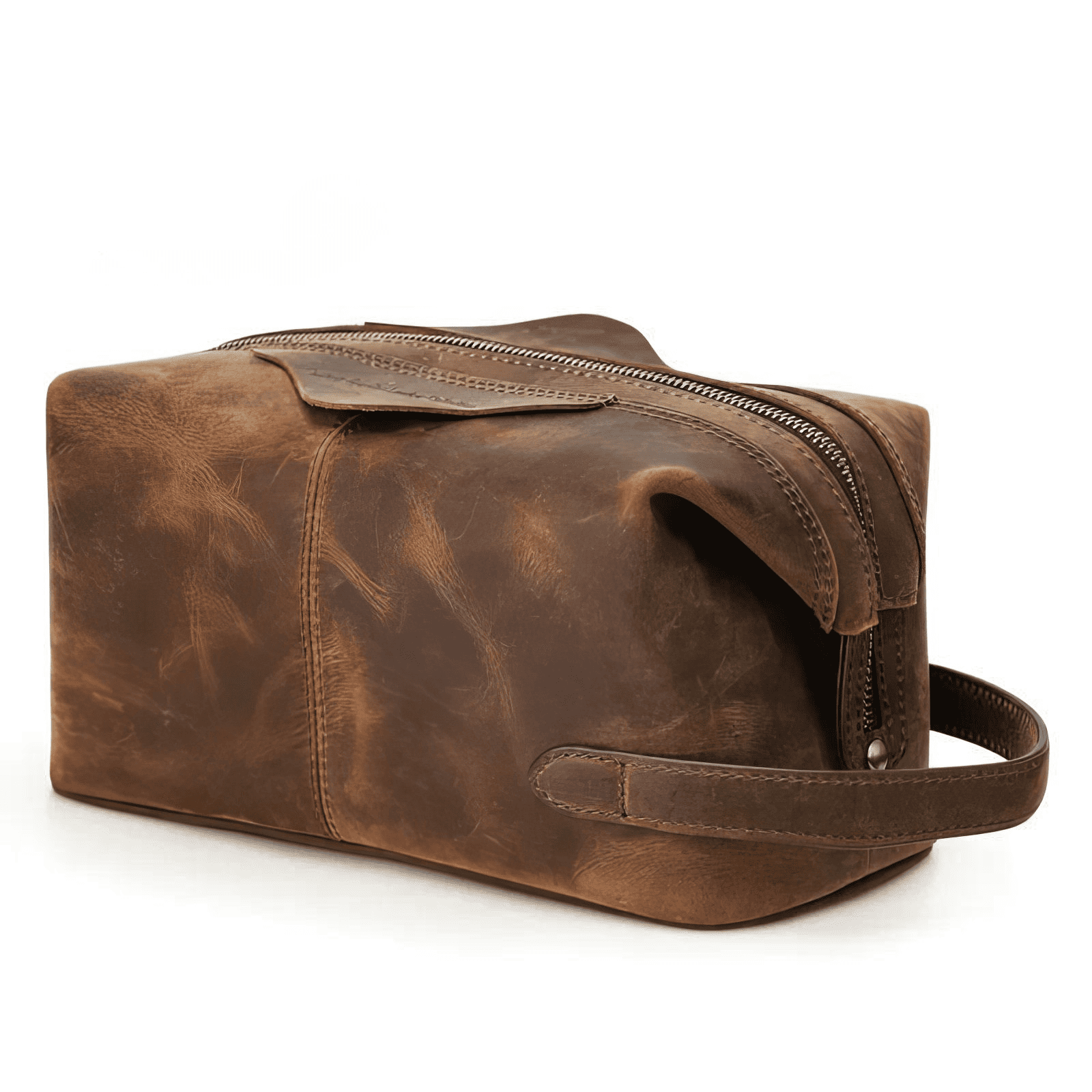Trousse de toilette homme cuir marron vintage, angle trois quarts montrant la fermeture zippée et la patine naturelle.