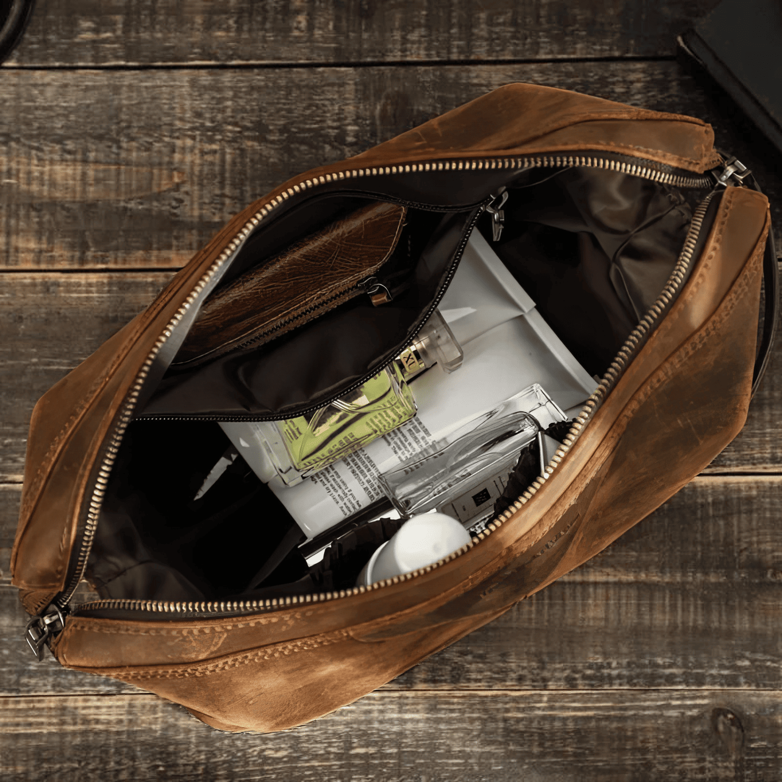 Trousse de toilette homme cuir vintage ouverte contenant flacons et accessoires de toilette, intérieur spacieux et organisé.
