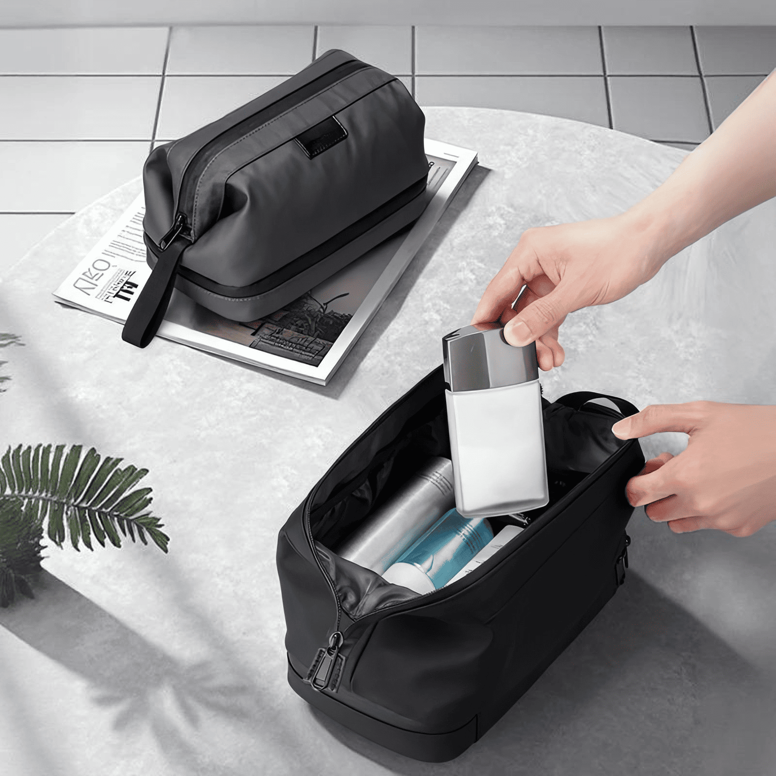 Trousse de toilette homme haut de gamme noire avec flacons et accessoires de soins rangés à l’intérieur.