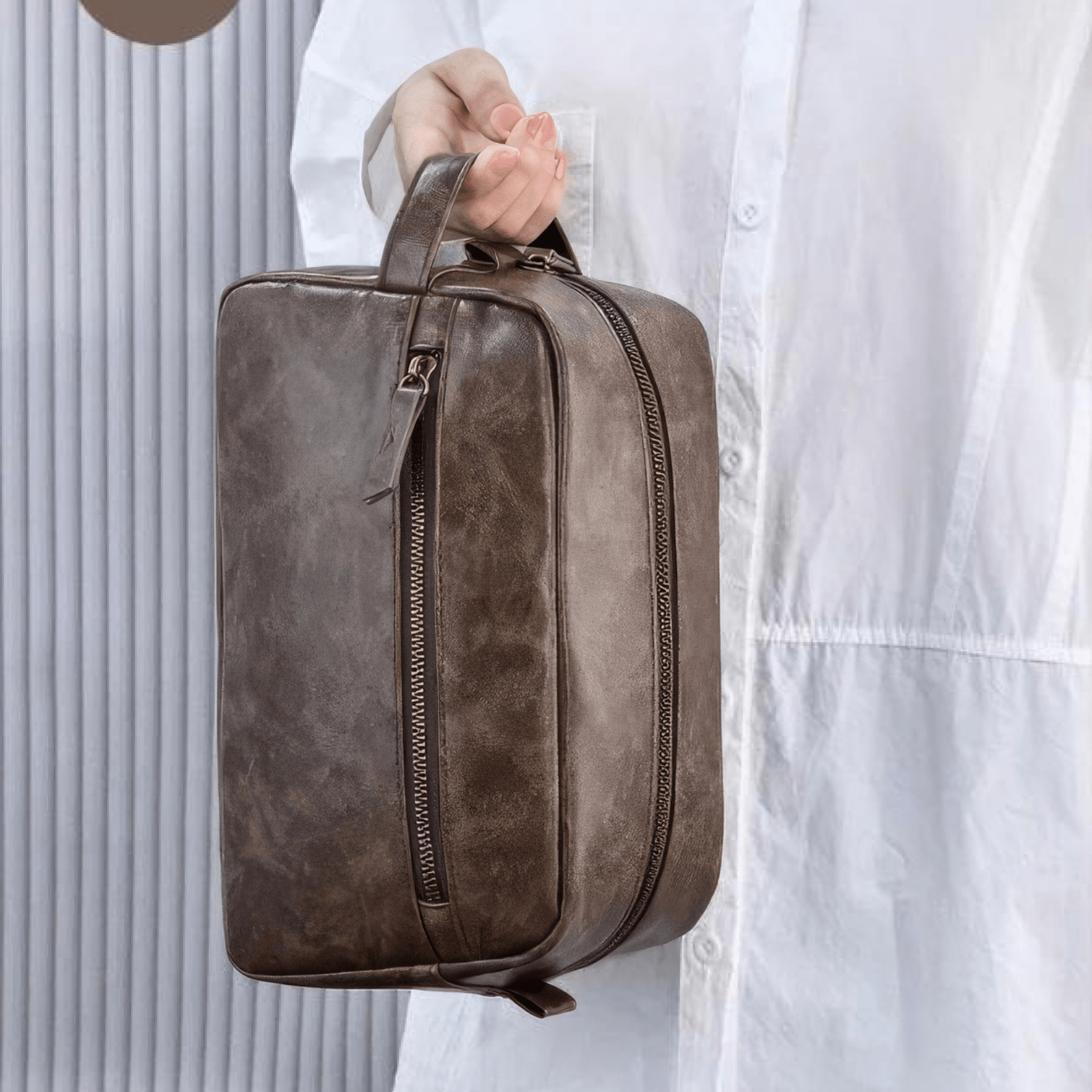 Trousse de toilette homme simili cuir marron foncé pour voyage robuste et élégante