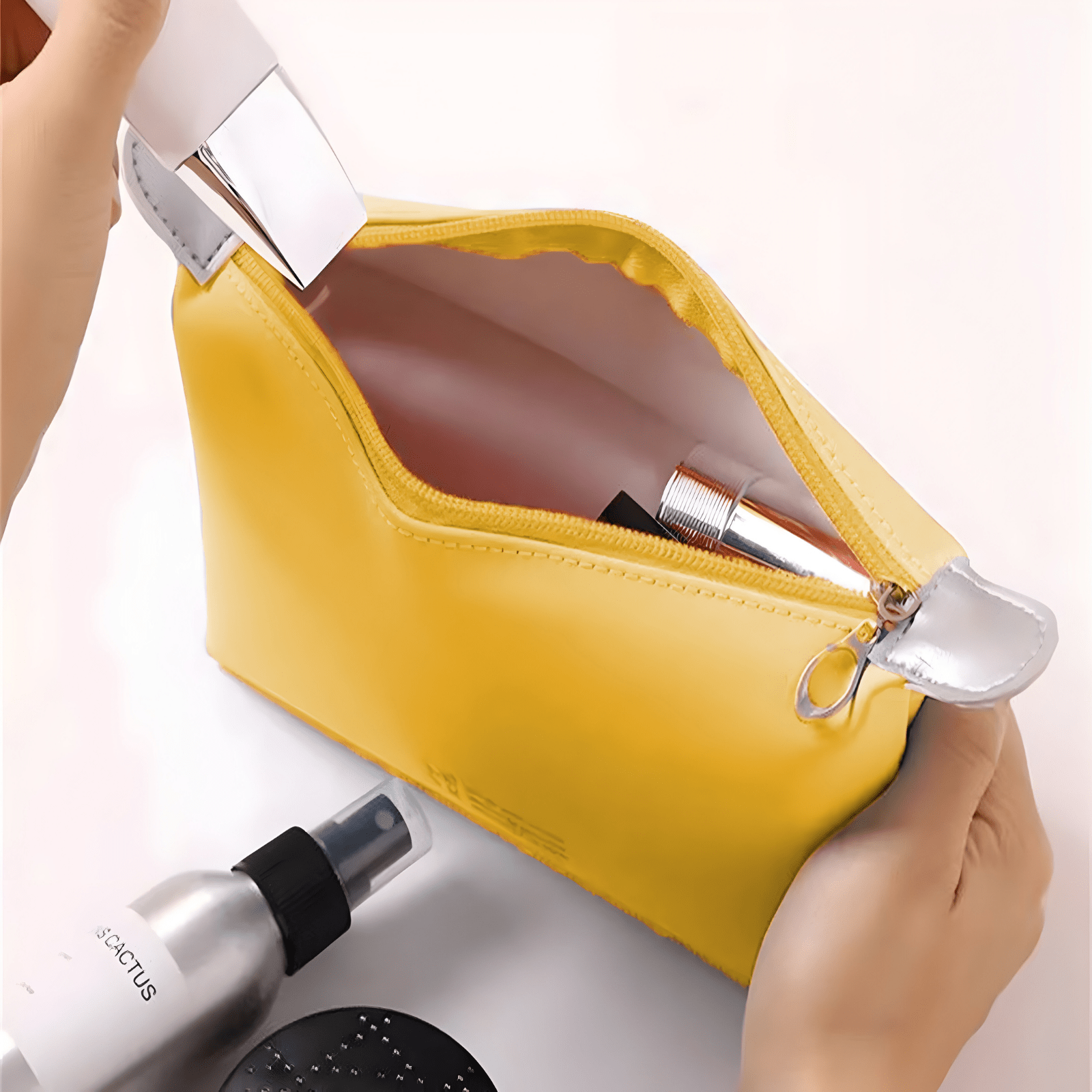 Trousse de toilette jaune ouverte contenant des produits de beauté et maquillage.