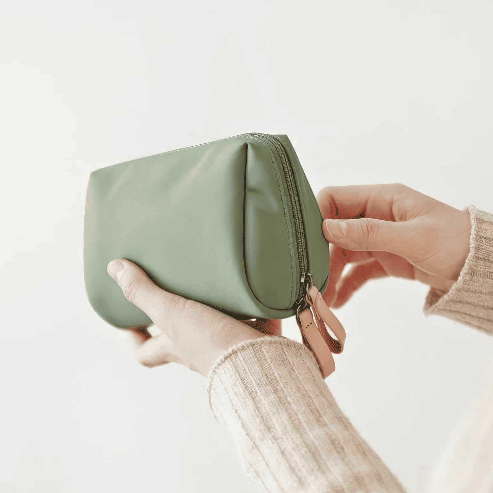 Trousse de toilette femme plate verte avec double fermeture éclair et poignée marron