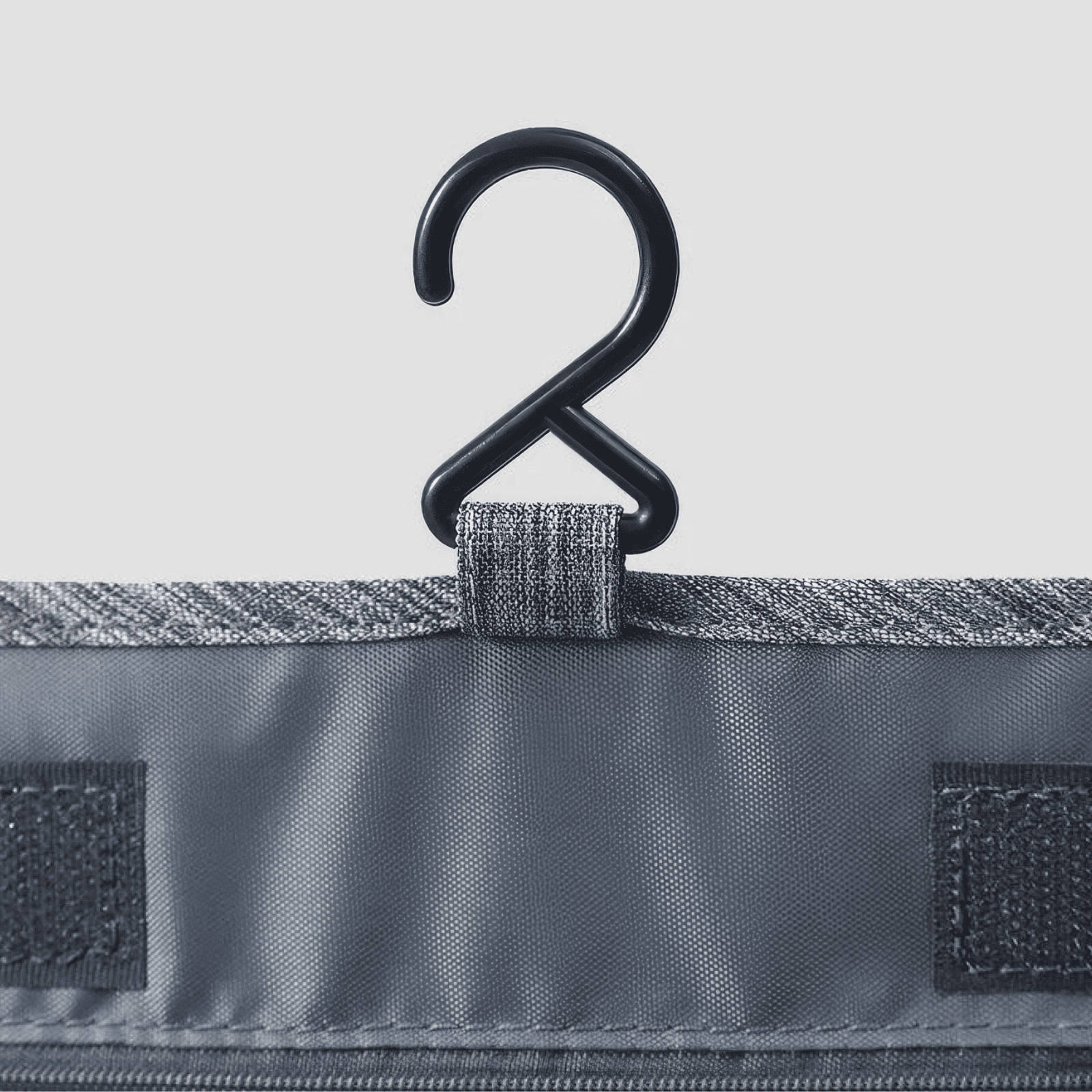 Détail du crochet de suspension de la trousse de toilette homme dépliante, pratique pour accrocher dans la salle de bain ou en déplacement.