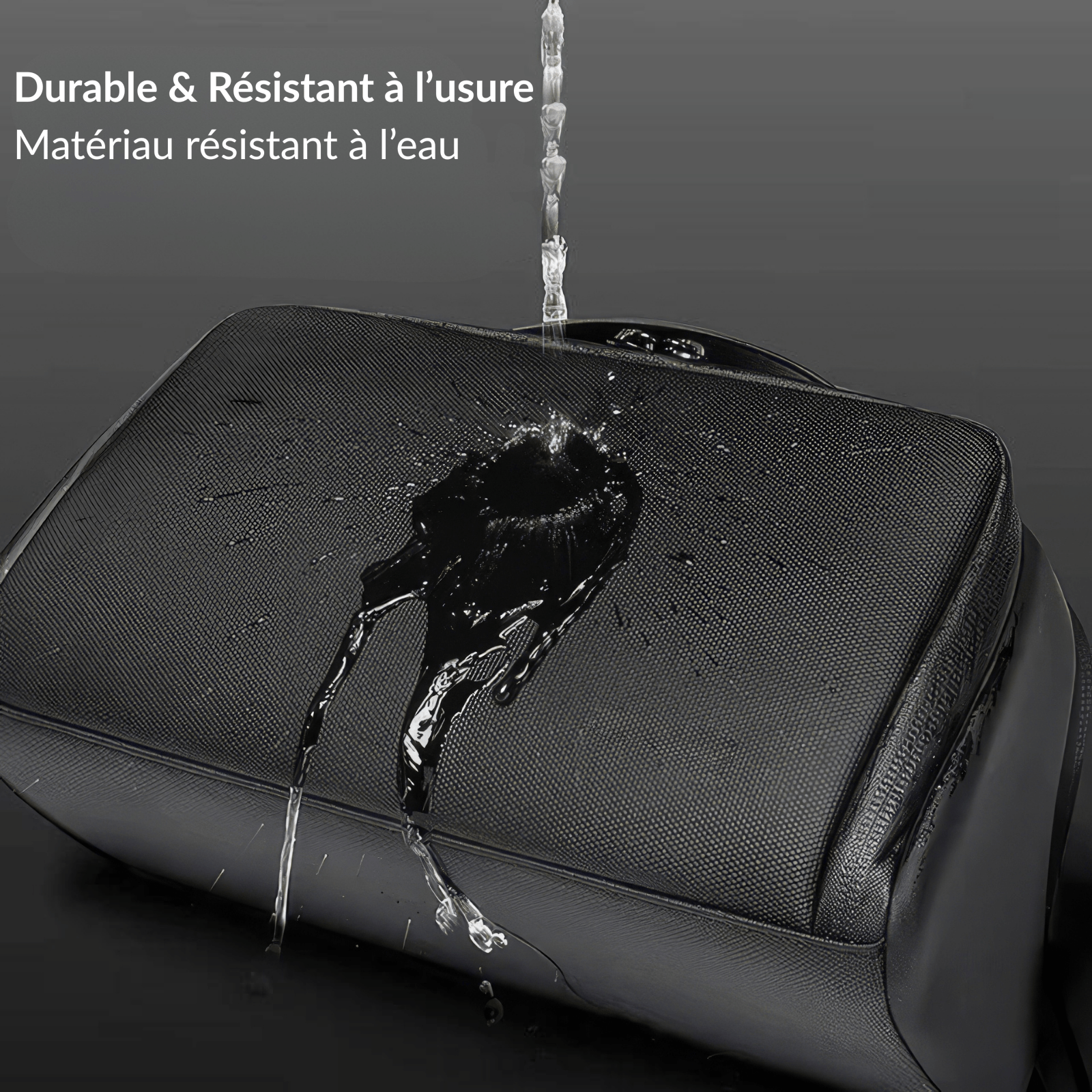 Démonstration de la résistance à l’eau d’une trousse de toilette homme noire.