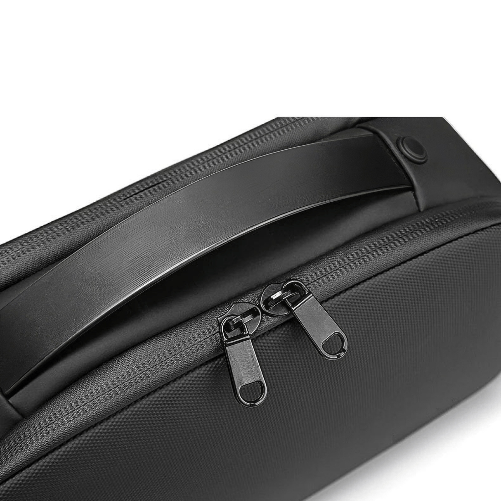 Gros plan sur la fermeture éclair double d’une trousse de toilette homme noire.