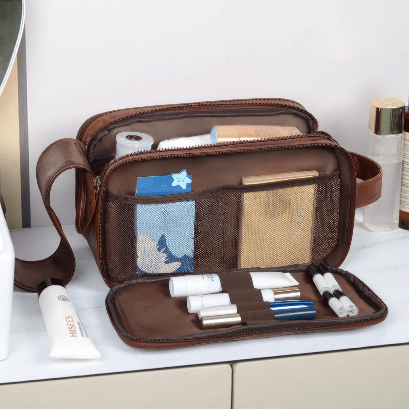 Trousse de toilette homme simili cuir marron ouverte avec poches intérieures et produits rangés