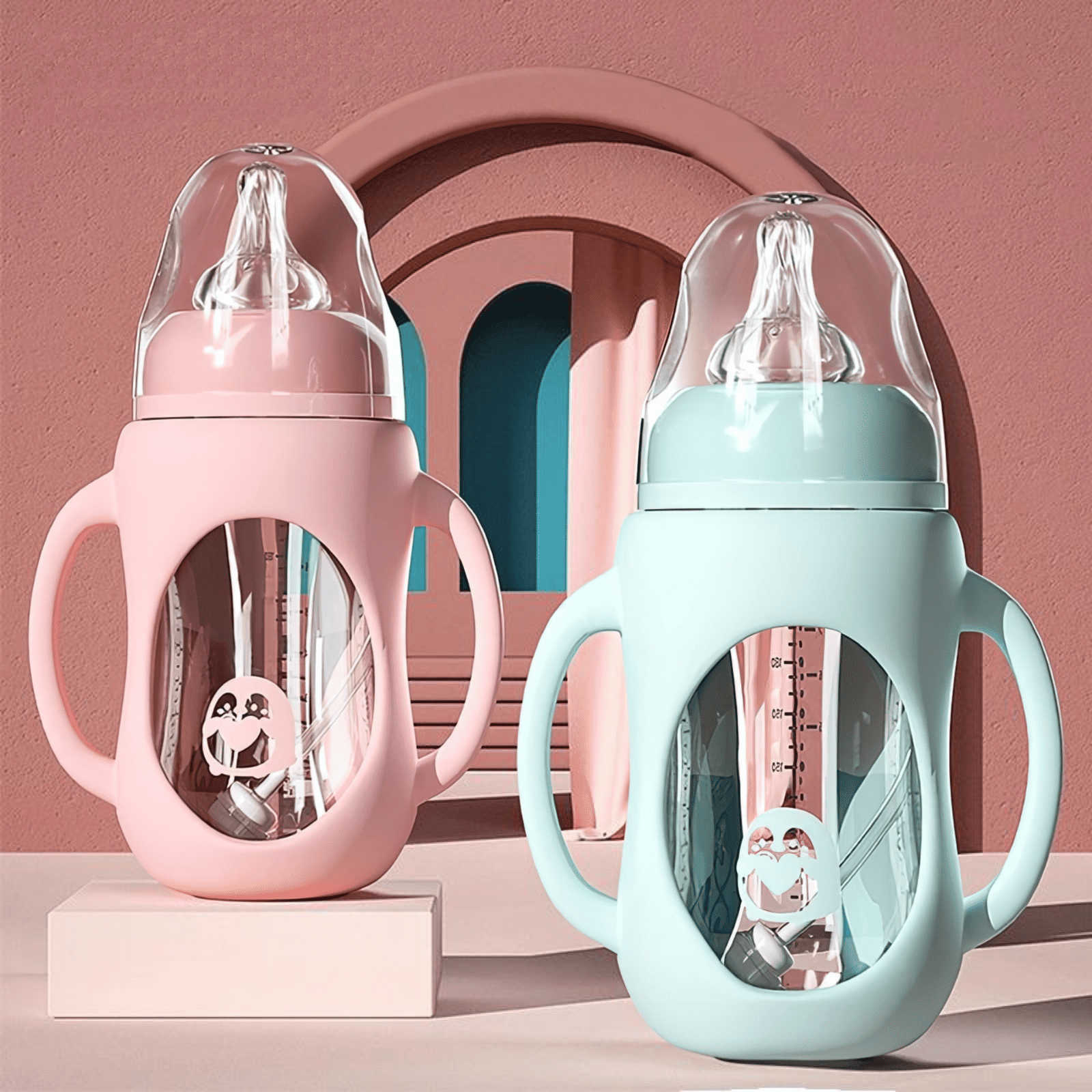 Biberons bébé en verre avec housse en silicone rose et vert menthe, comparaison des deux coloris.
