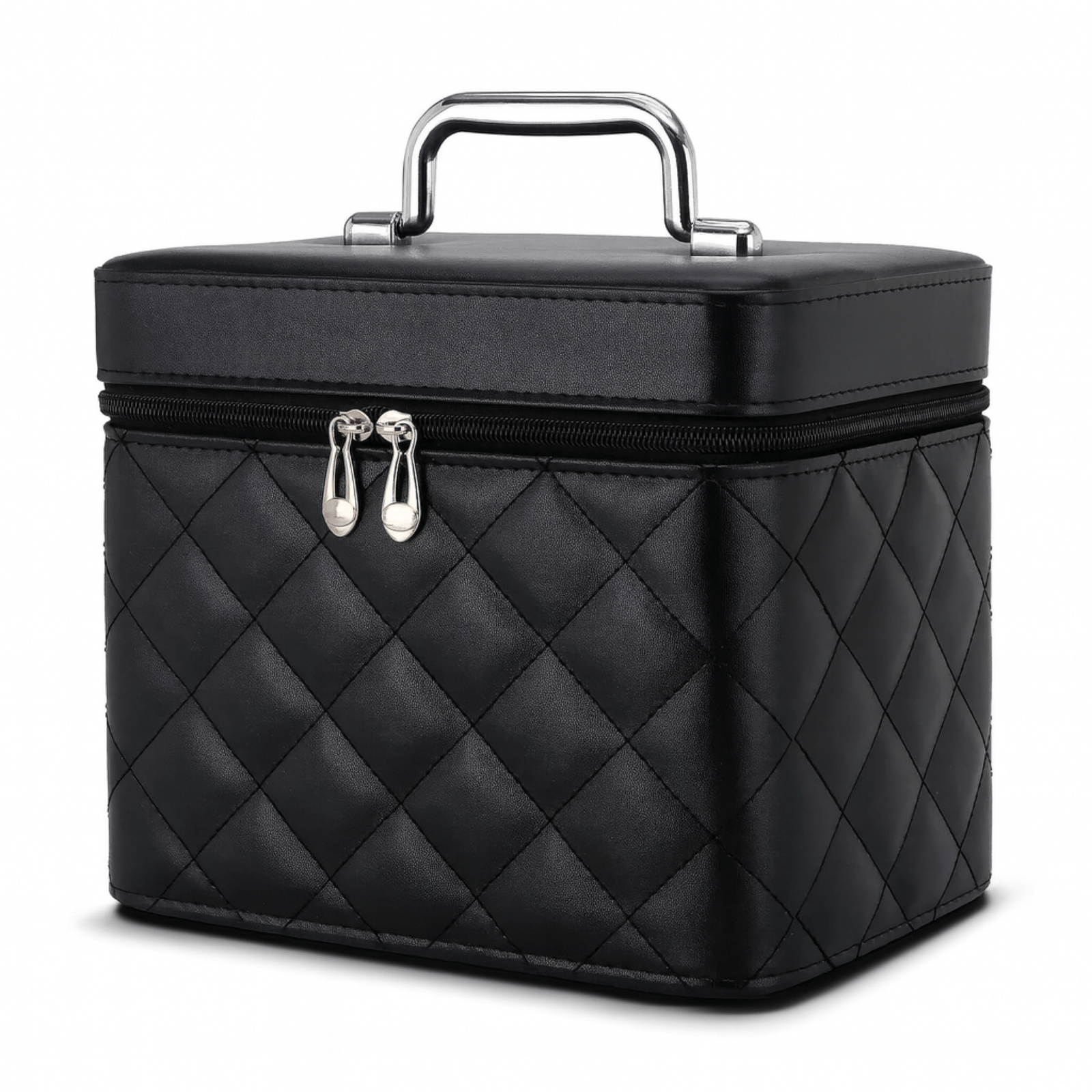 Grande trousse de toilette femme en simili cuir noir matelassé avec poignée métallique, vue en angle.