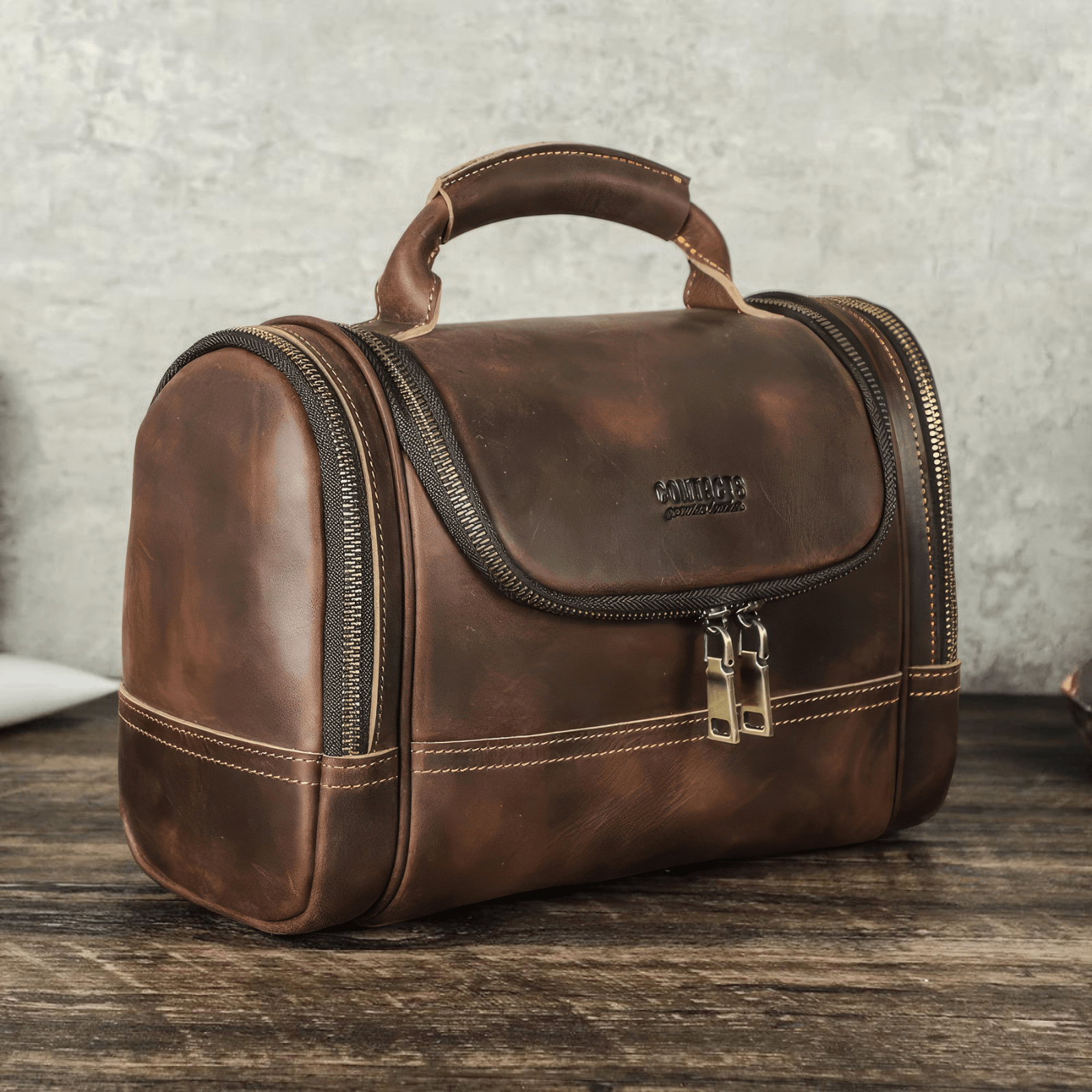 Grande trousse de toilette homme cuir marron vue de face avec double fermeture éclair