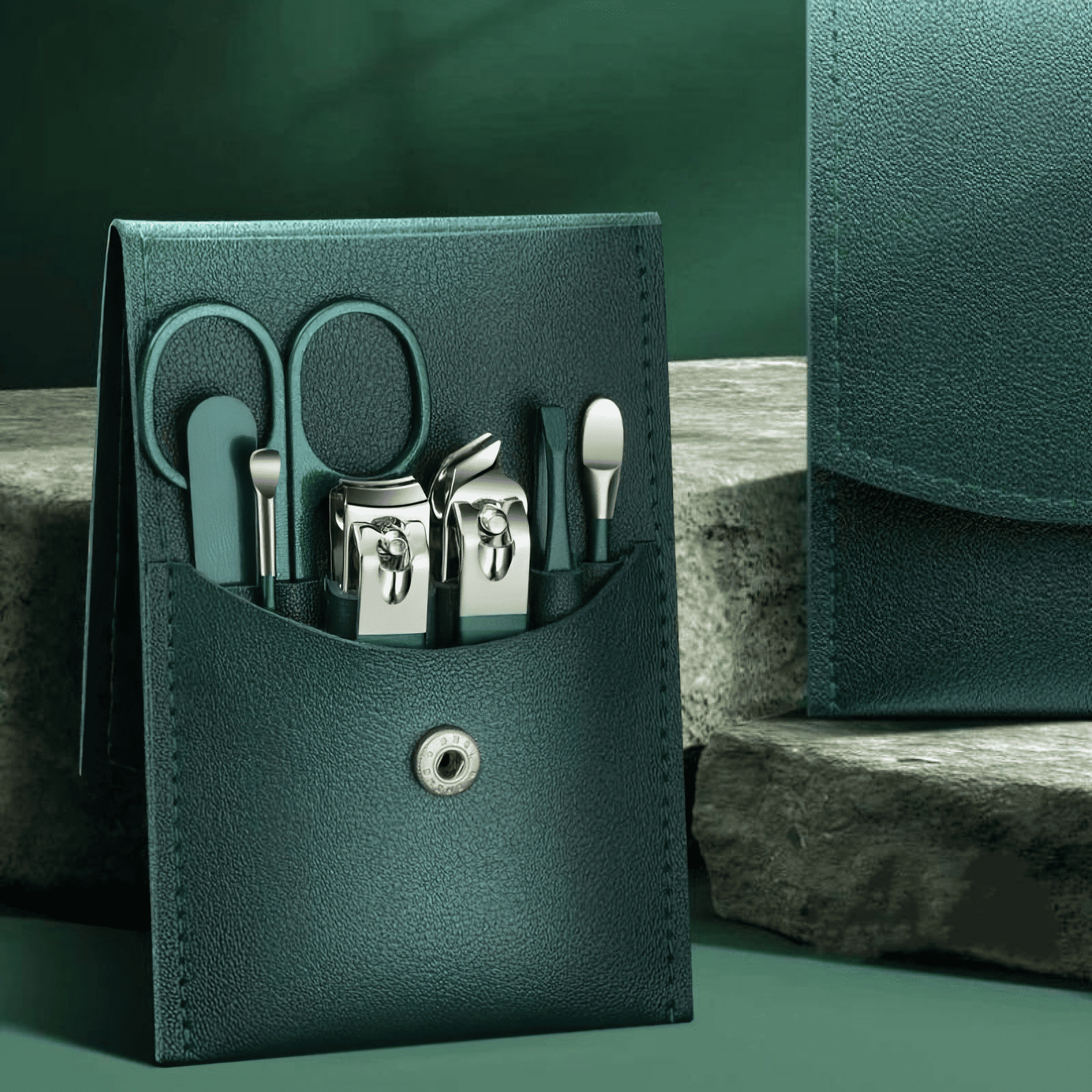 Kit de manucure compact avec étui et accessoires de soin des ongles.