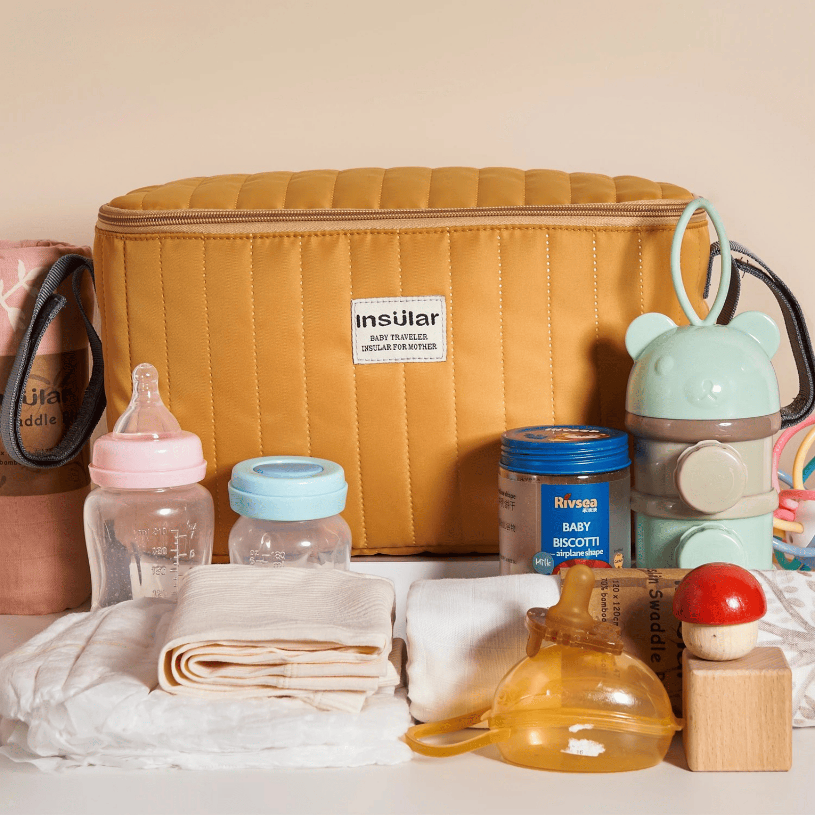 Trousse de toilette bébé jaune avec accessoires de soin, biberons et couches
