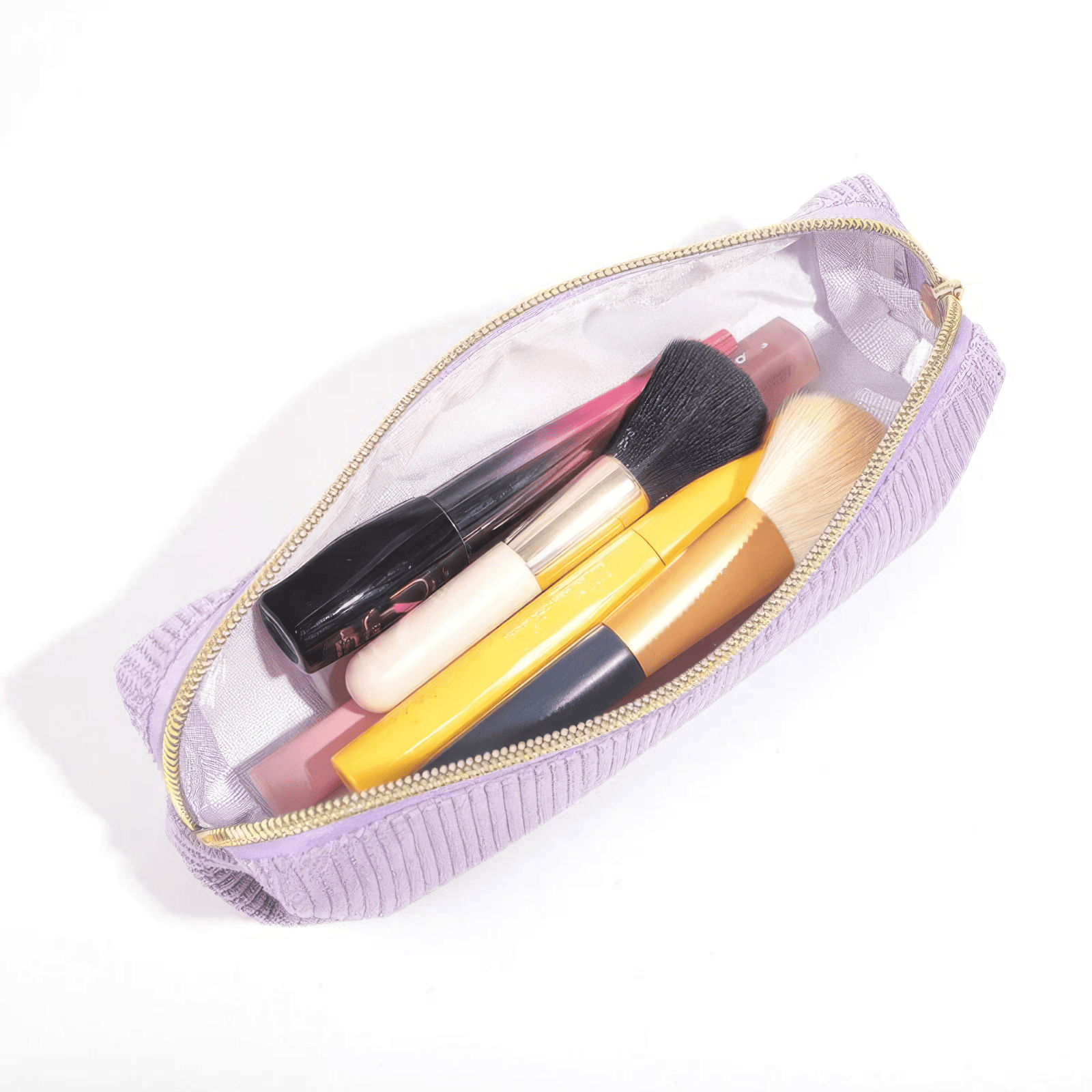 Petite trousse de toilette femme violette ouverte avec produits de beauté rangés