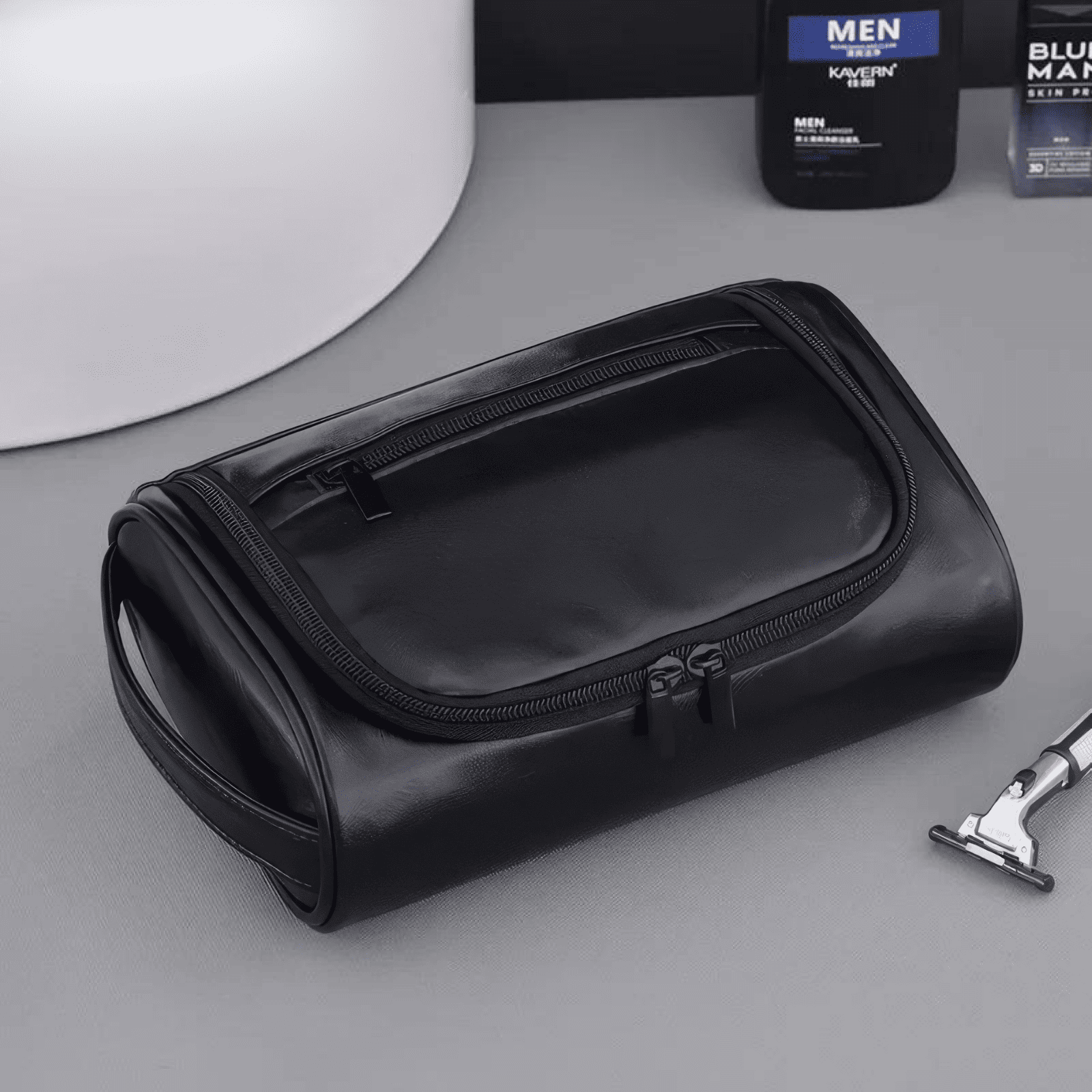 Petite trousse de toilette homme simili cuir noir sobre et pratique