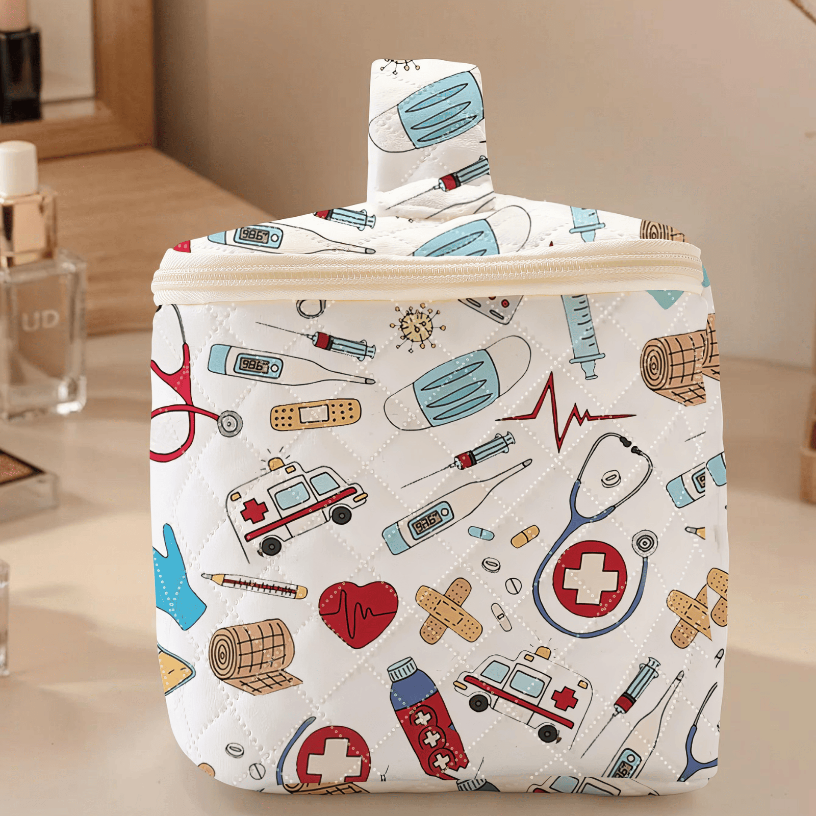 Trousse de toilette femme design blanche motif médical, vue de côté avec poignée rembourrée et illustrations colorées de soins et santé.