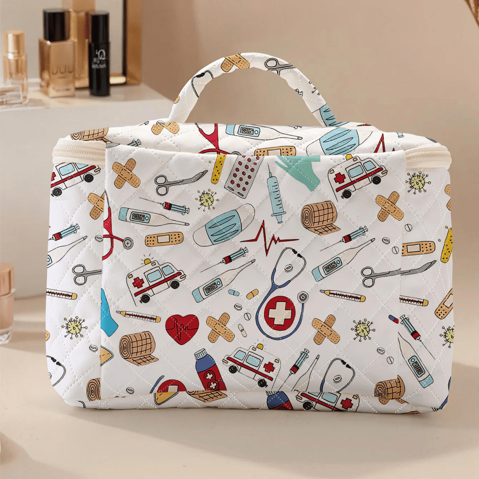 Trousse de toilette femme design motif médical vue de dos, tissu matelassé blanc imprimé d’éléments médicaux colorés.