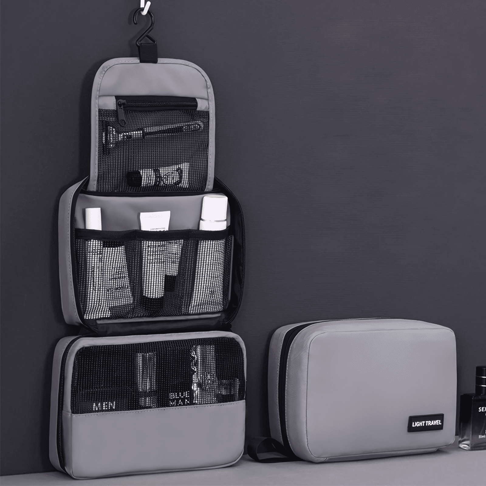 Trousse de toilette homme à suspendre grise ouverte avec produits et accessoires