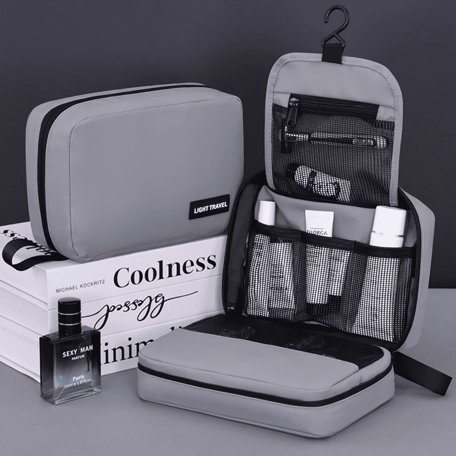 Trousse de toilette homme à suspendre grise ouverte et fermée avec produits