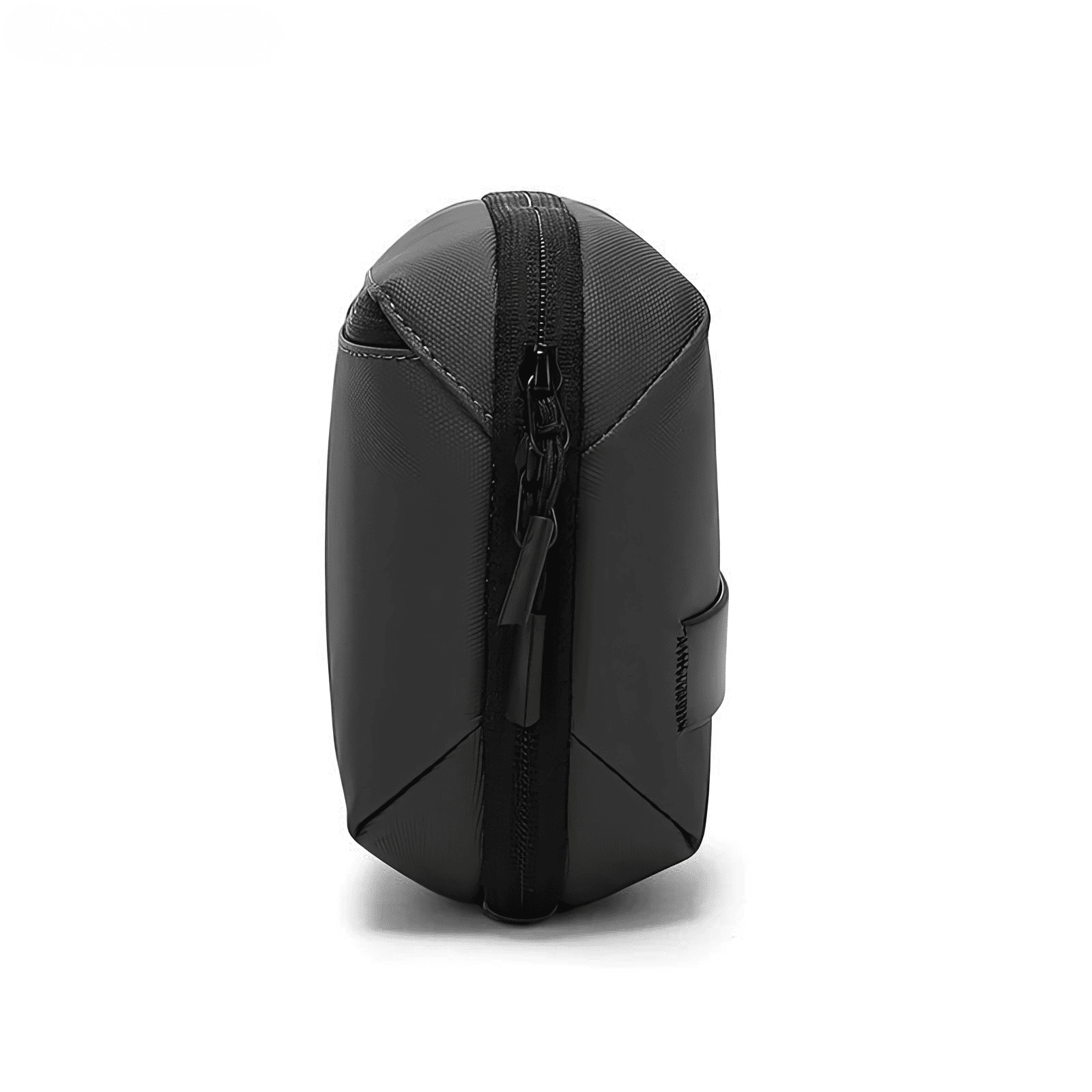 Trousse de toilette homme chic noire vue latérale, compacte et moderne, idéale pour les voyages.