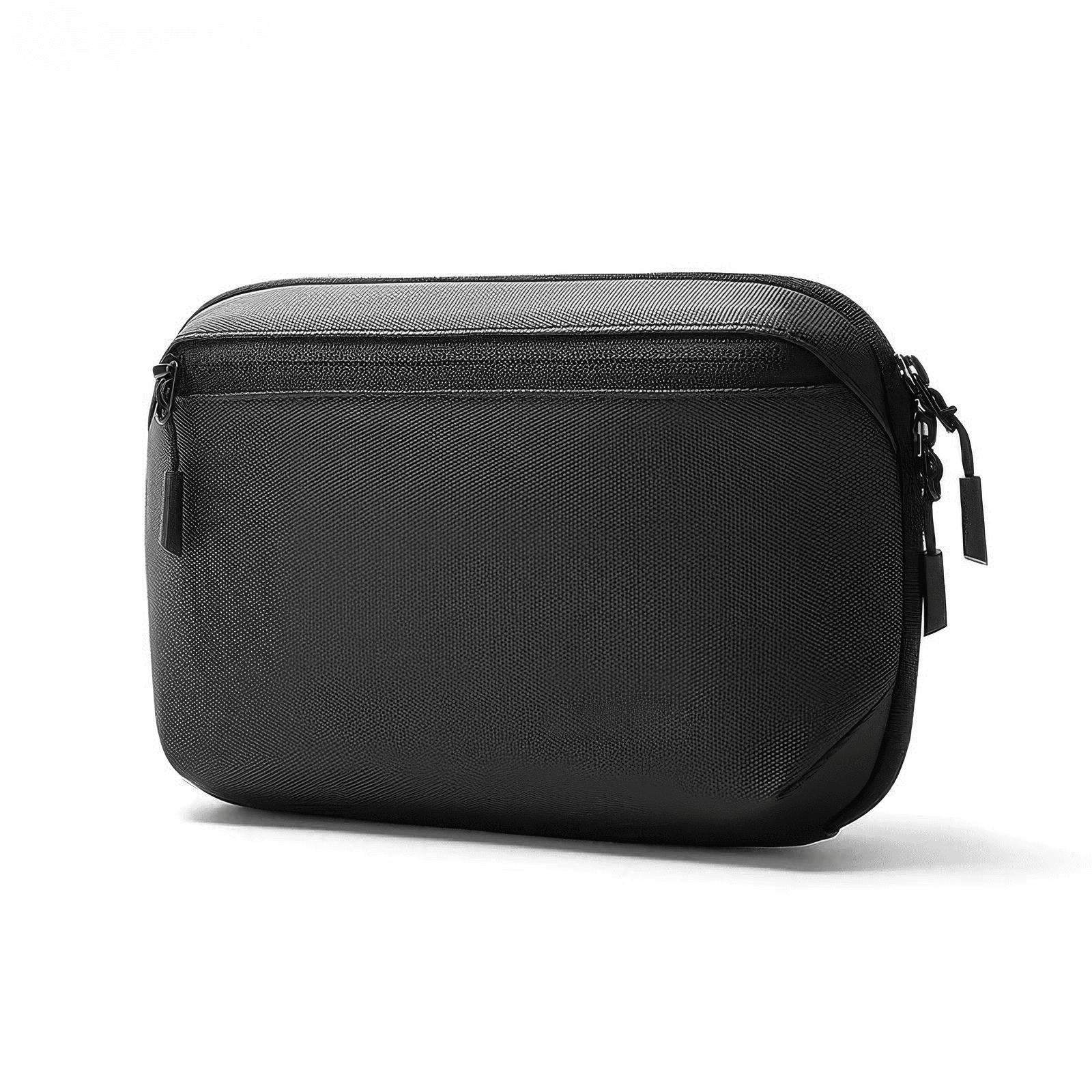 Trousse de toilette homme chic noire vue en angle, style raffiné avec finitions haut de gamme et zip discret.