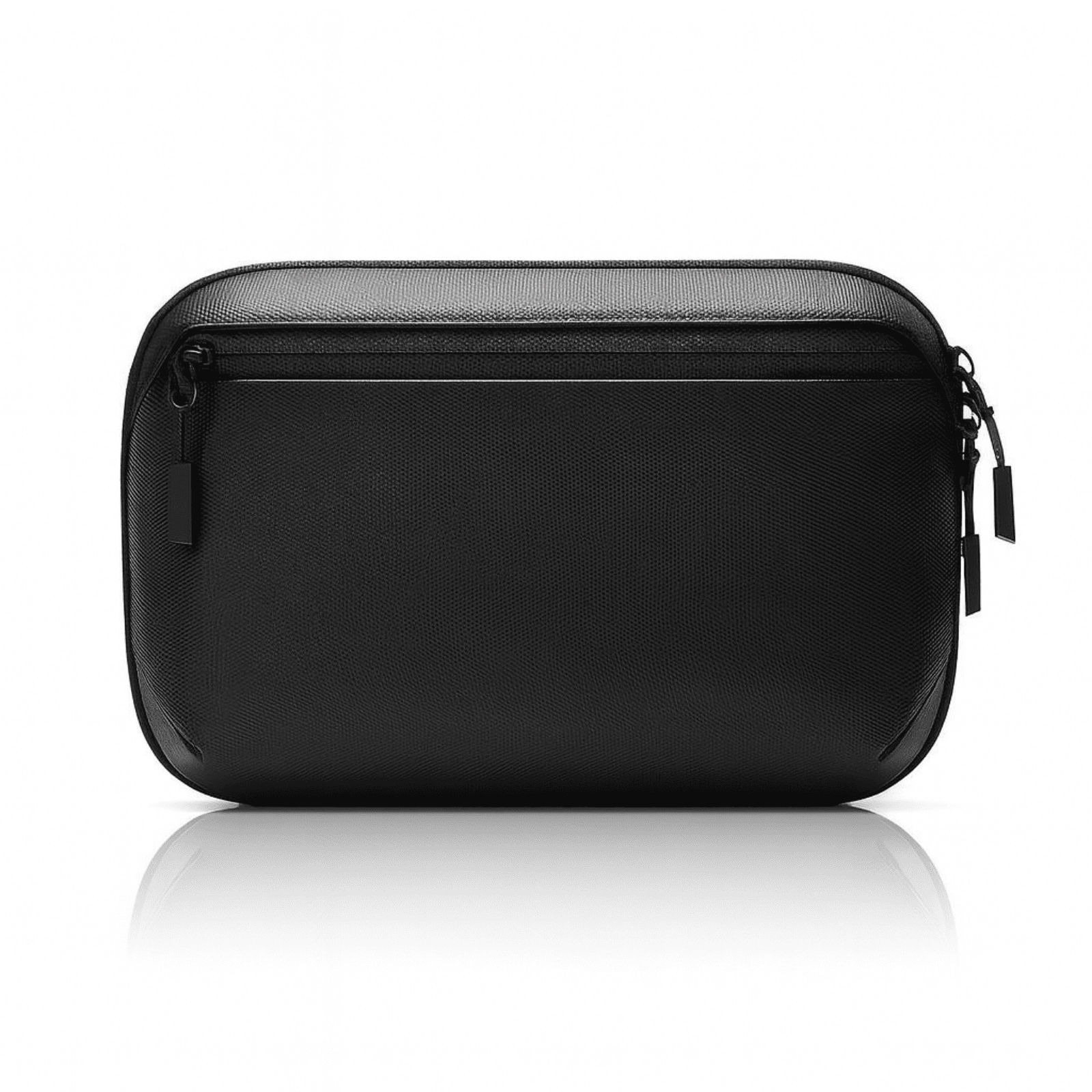Trousse de toilette homme chic noire vue de face, design élégant et minimaliste avec texture fine et fermeture zippée.