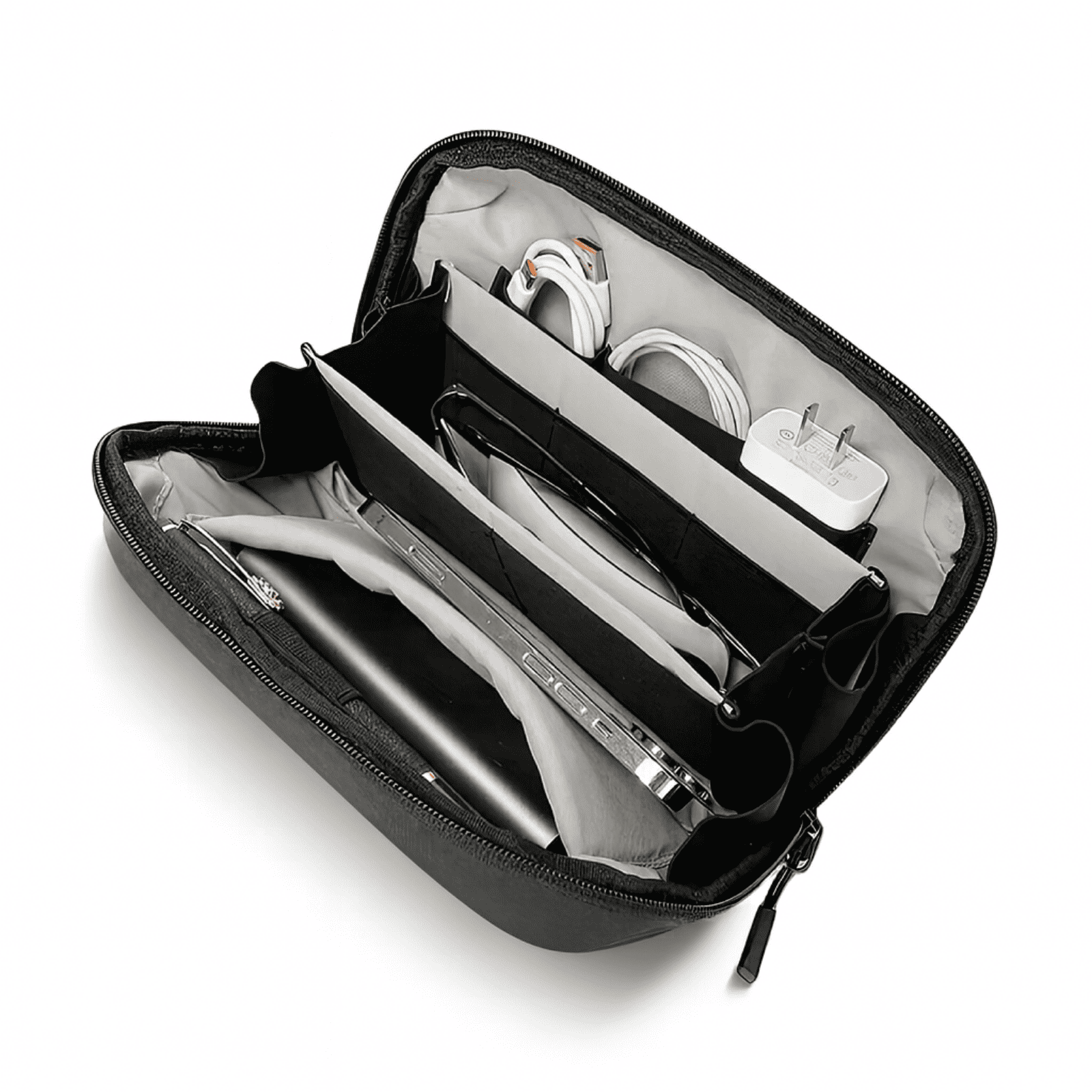 Trousse de toilette homme chic noire ouverte avec câbles, chargeur et accessoires de voyage bien organisés