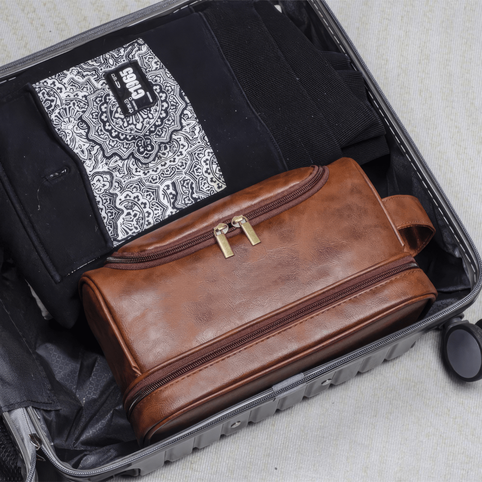 Trousse de toilette homme cuir à suspendre rangée dans une valise de voyage