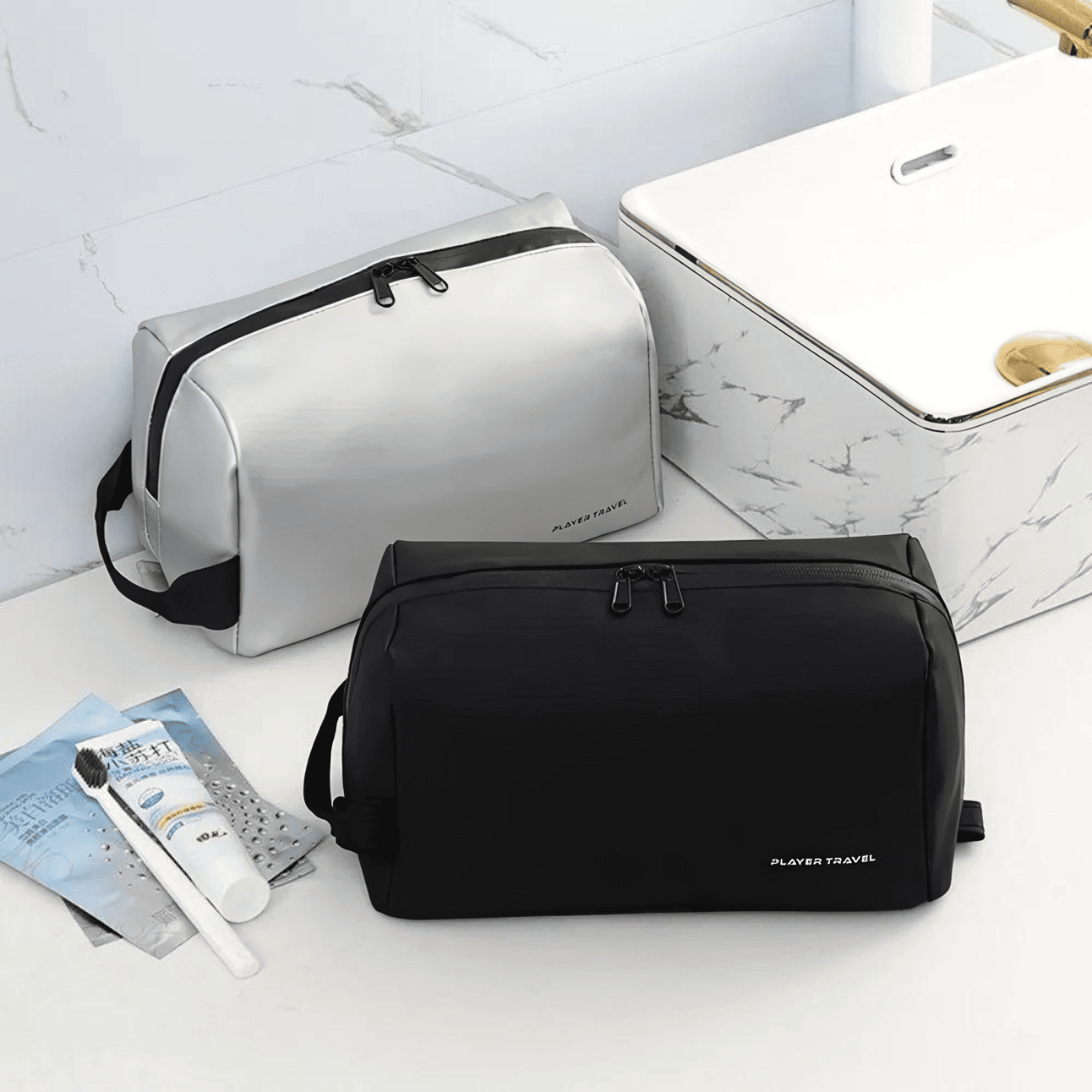 Trousse de toilette homme imperméable Player Travel en versions noire et argent, posées sur un plan de salle de bain.