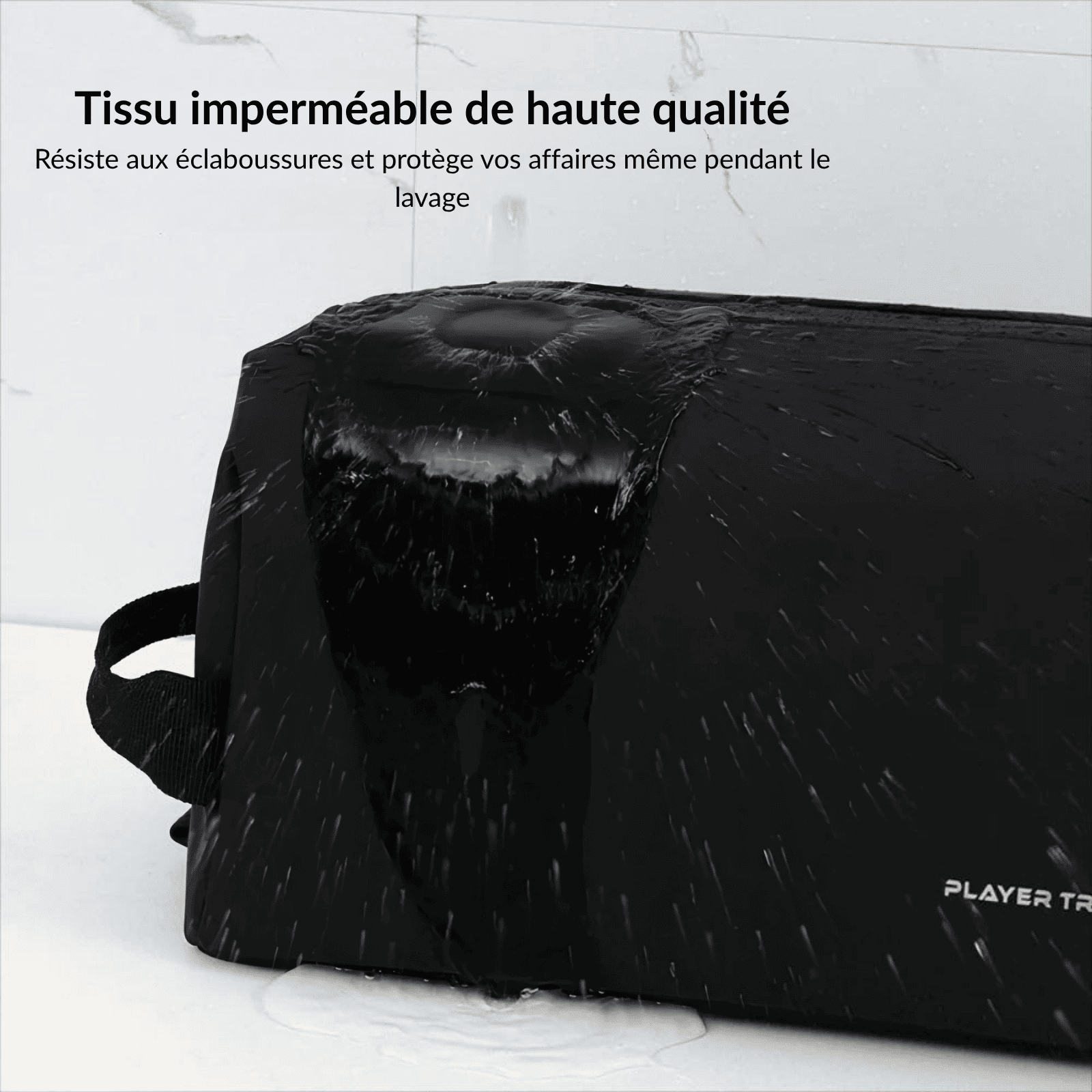 Trousse de toilette homme imperméable noire Player Travel avec projection d’eau, démonstration du tissu résistant à l’humidité.