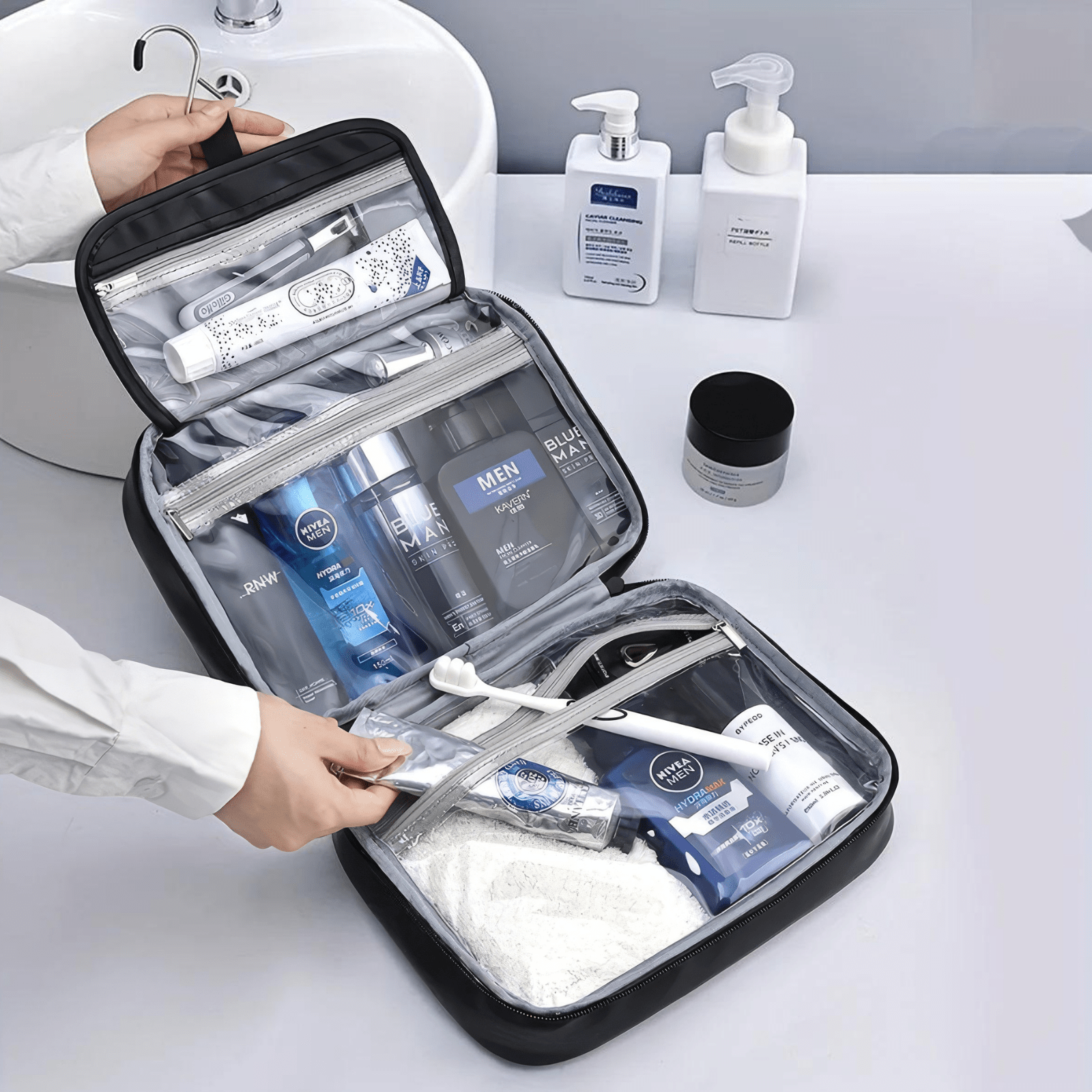 Trousse de toilette homme simili cuir 60 noire ouverte avec produits de toilette rangés