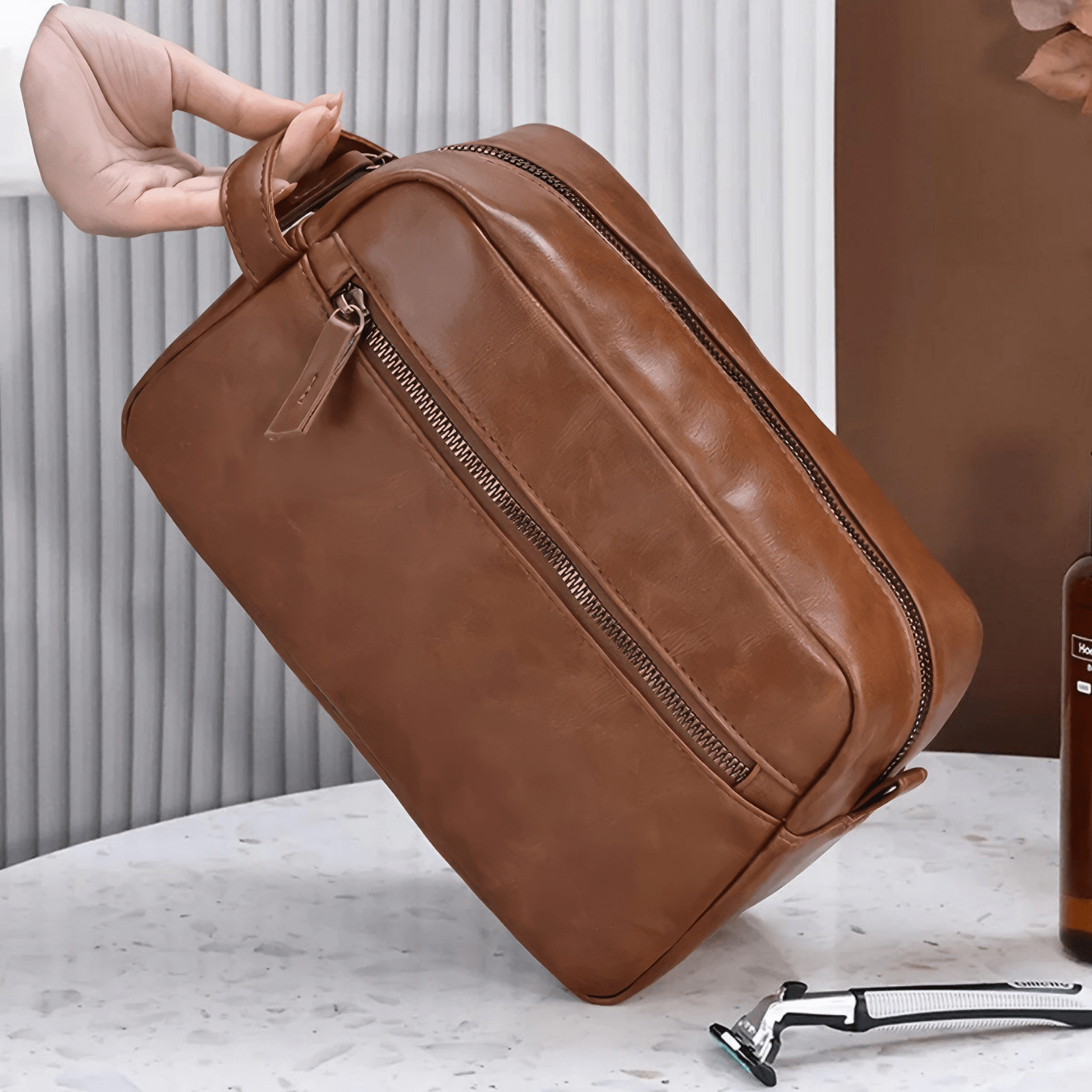 Trousse de toilette homme simili cuir marron pour voyage avec style moderne