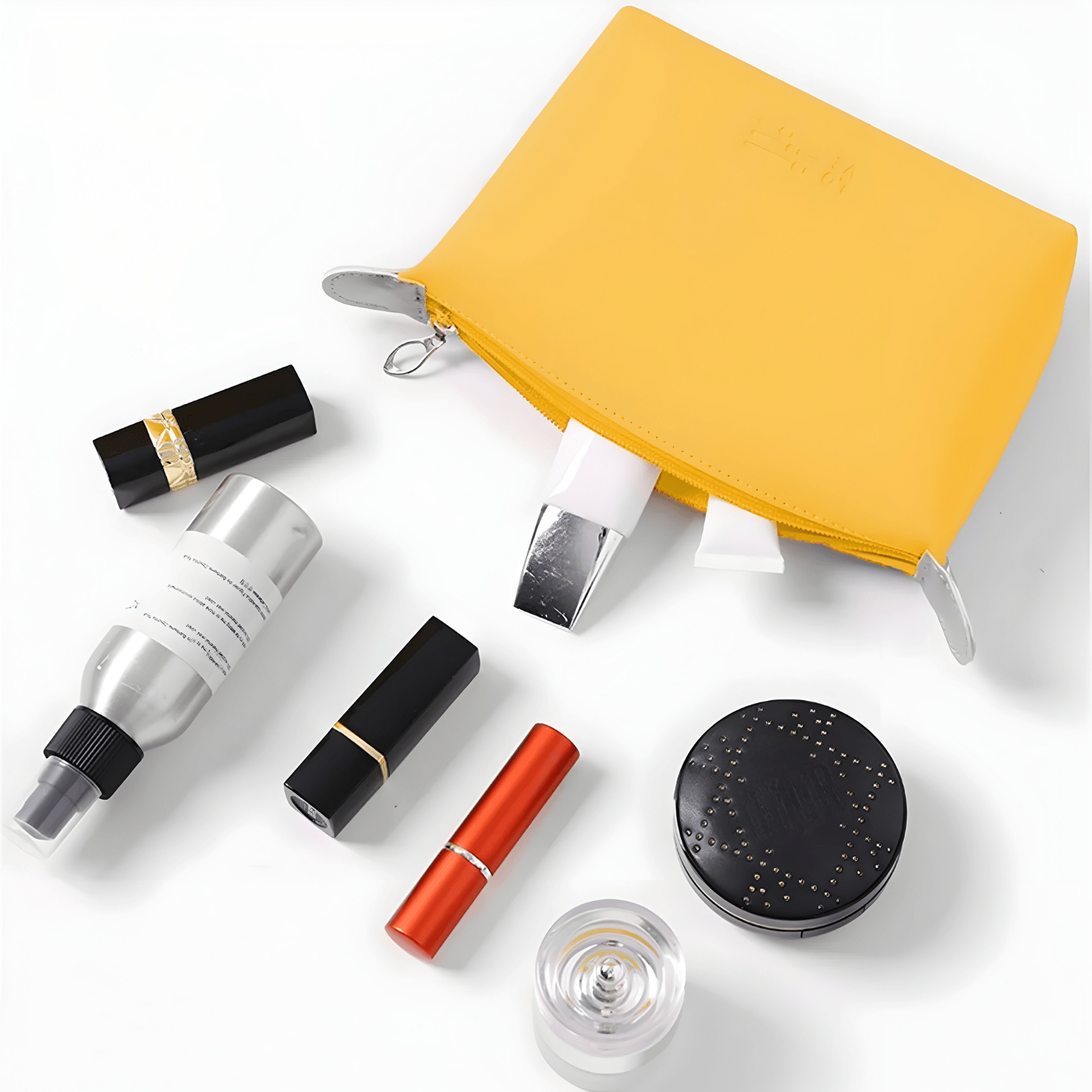 Trousse de toilette jaune entourée de divers cosmétiques et accessoires de beauté.
