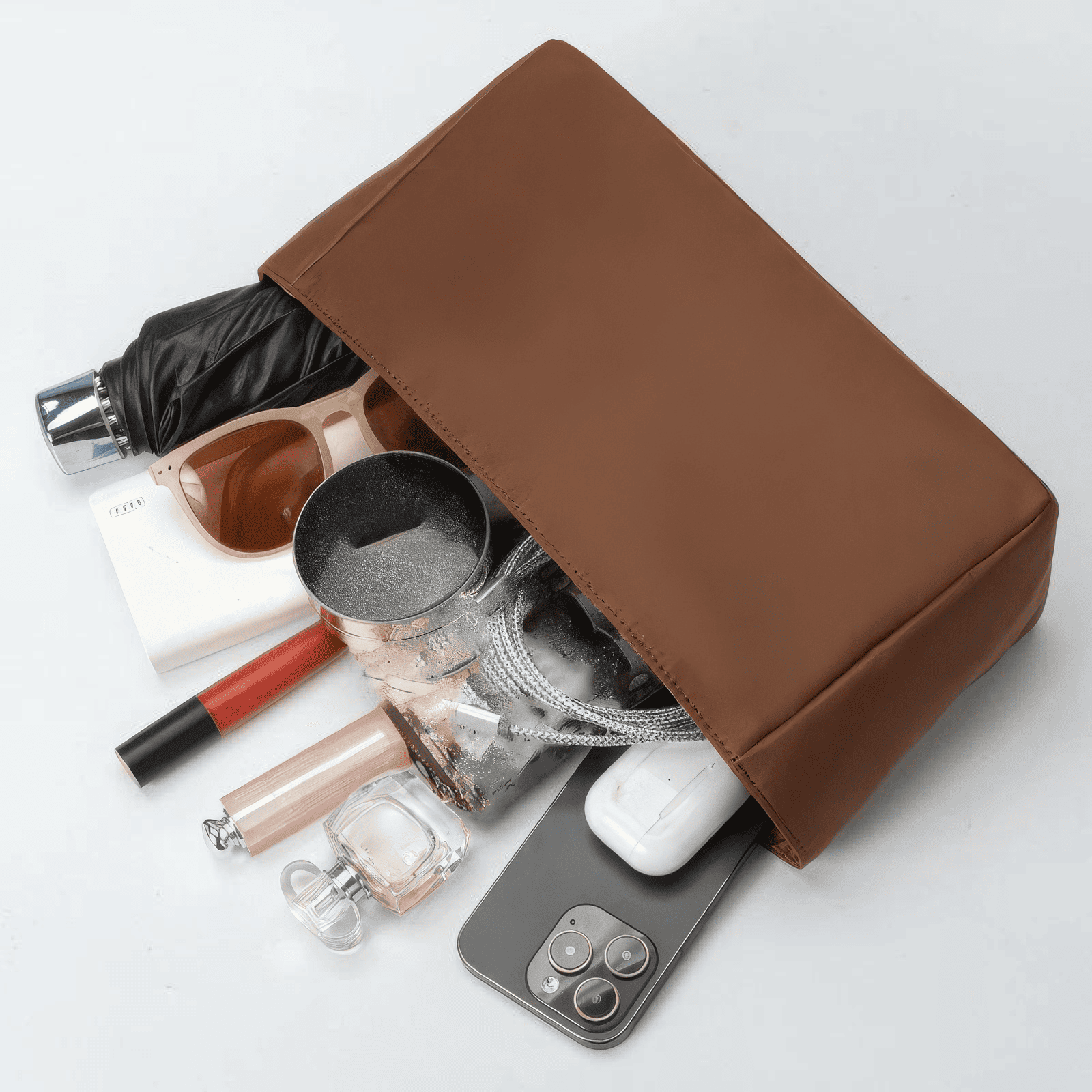 Trousse de toilette femme rigide marron avec accessoires et maquillage