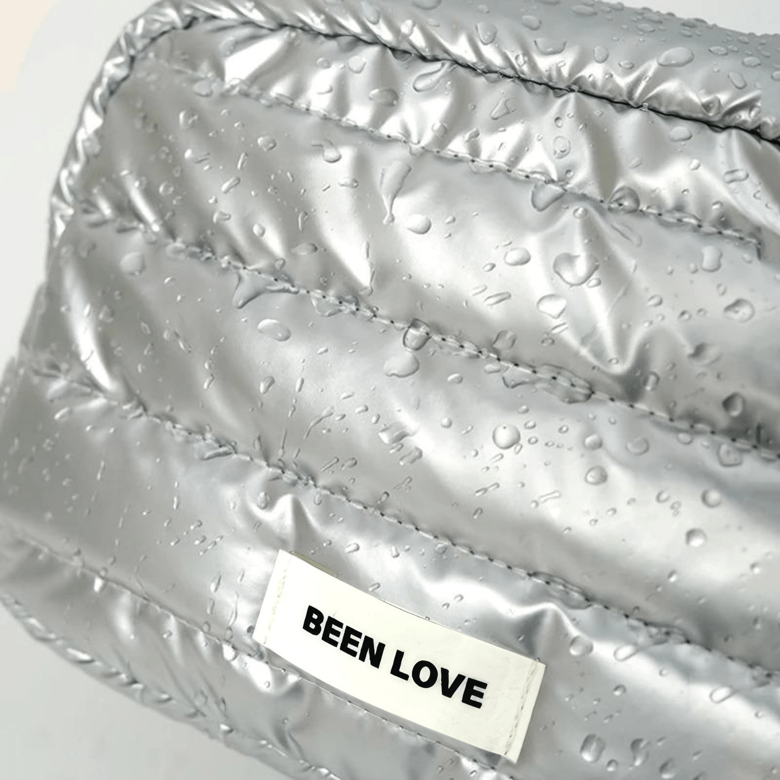 Trousse de toilette femme souple argentée imperméable avec gouttes d’eau sur le tissu