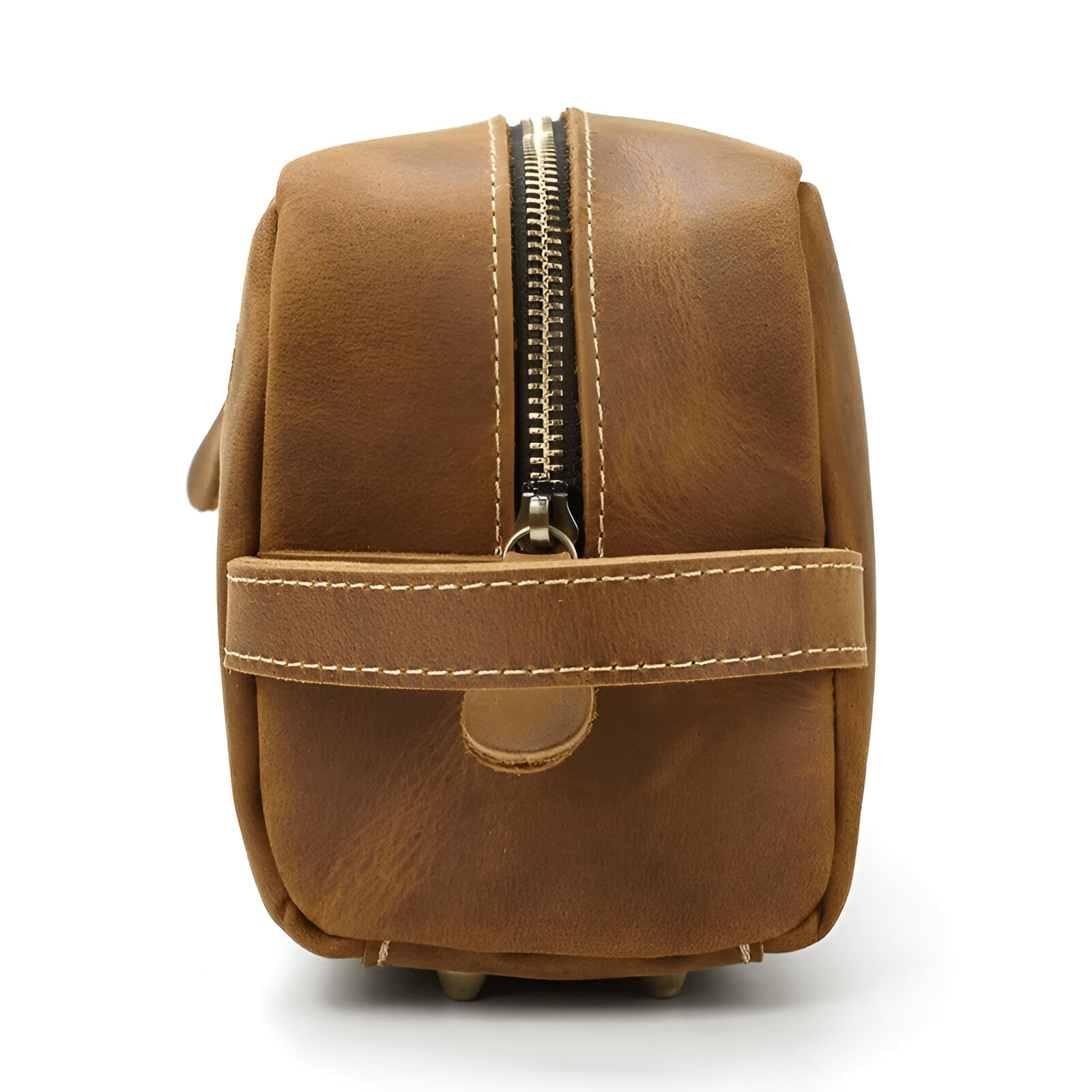 Vue de côté de la trousse de toilette homme en cuir marron avec fermeture éclair et poignée latérale renforcée