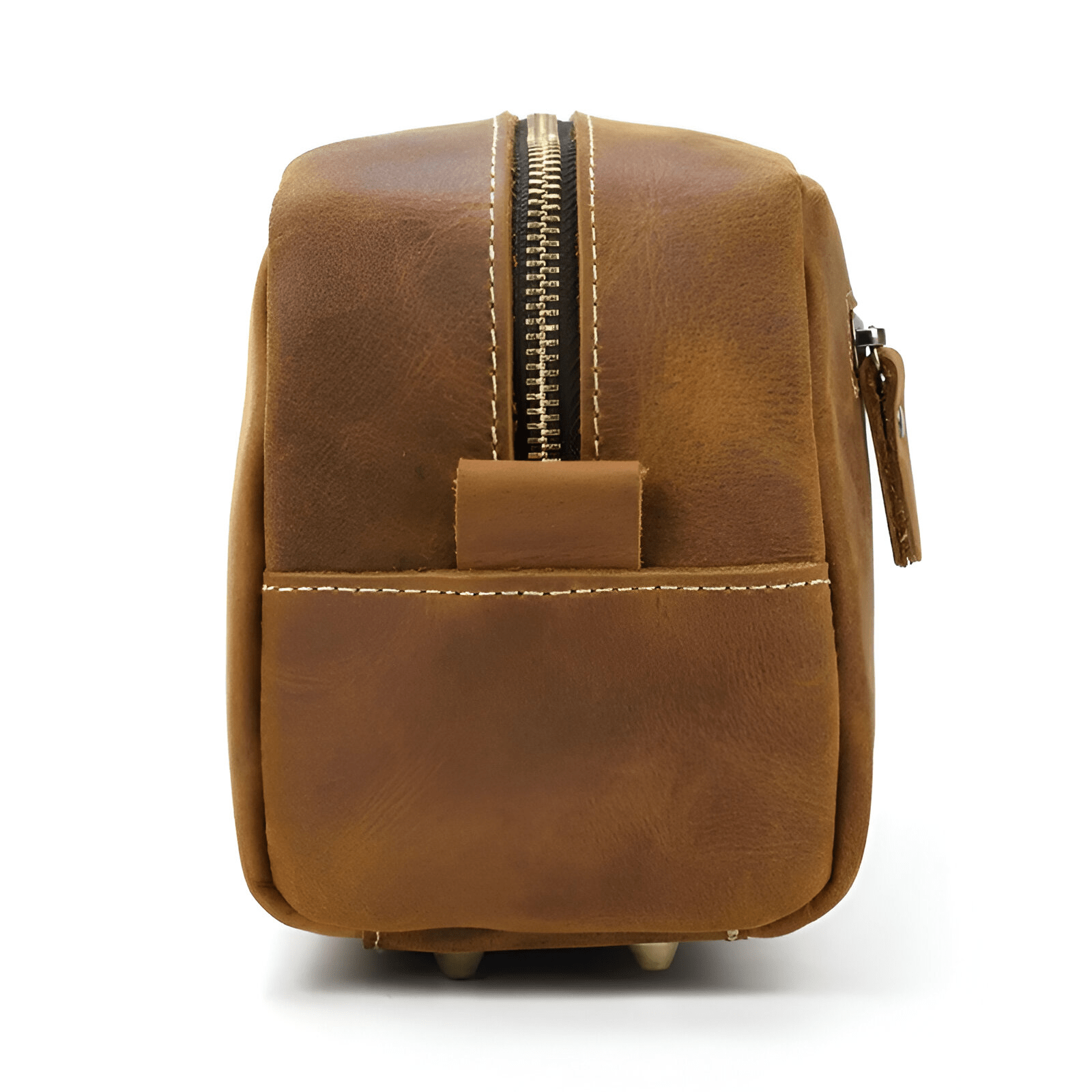 Vue latérale de la trousse de toilette homme en cuir marron avec fermeture éclair métallique