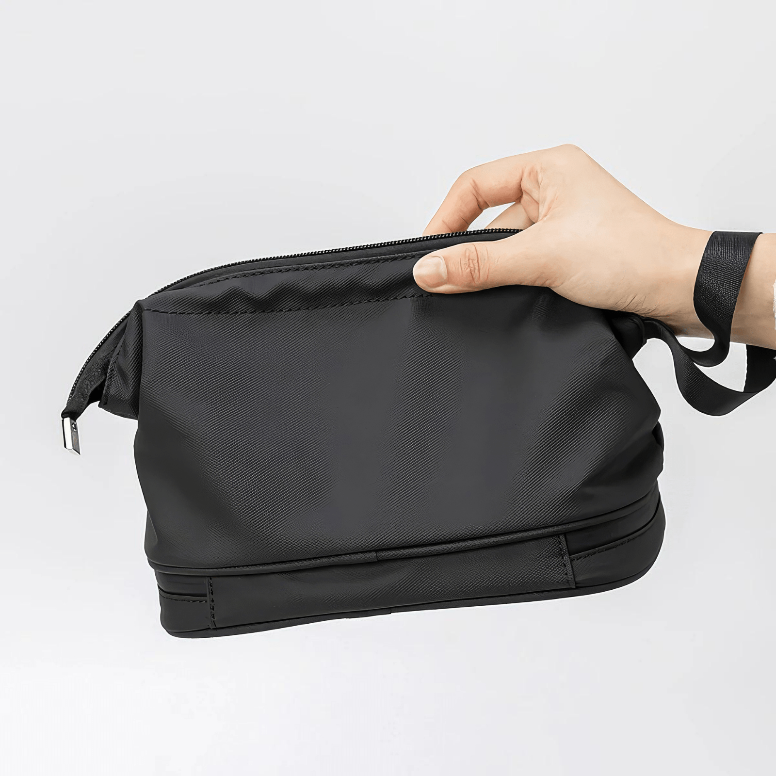 Trousse de toilette homme sport noire avec poignée, compacte et pratique pour le voyage.