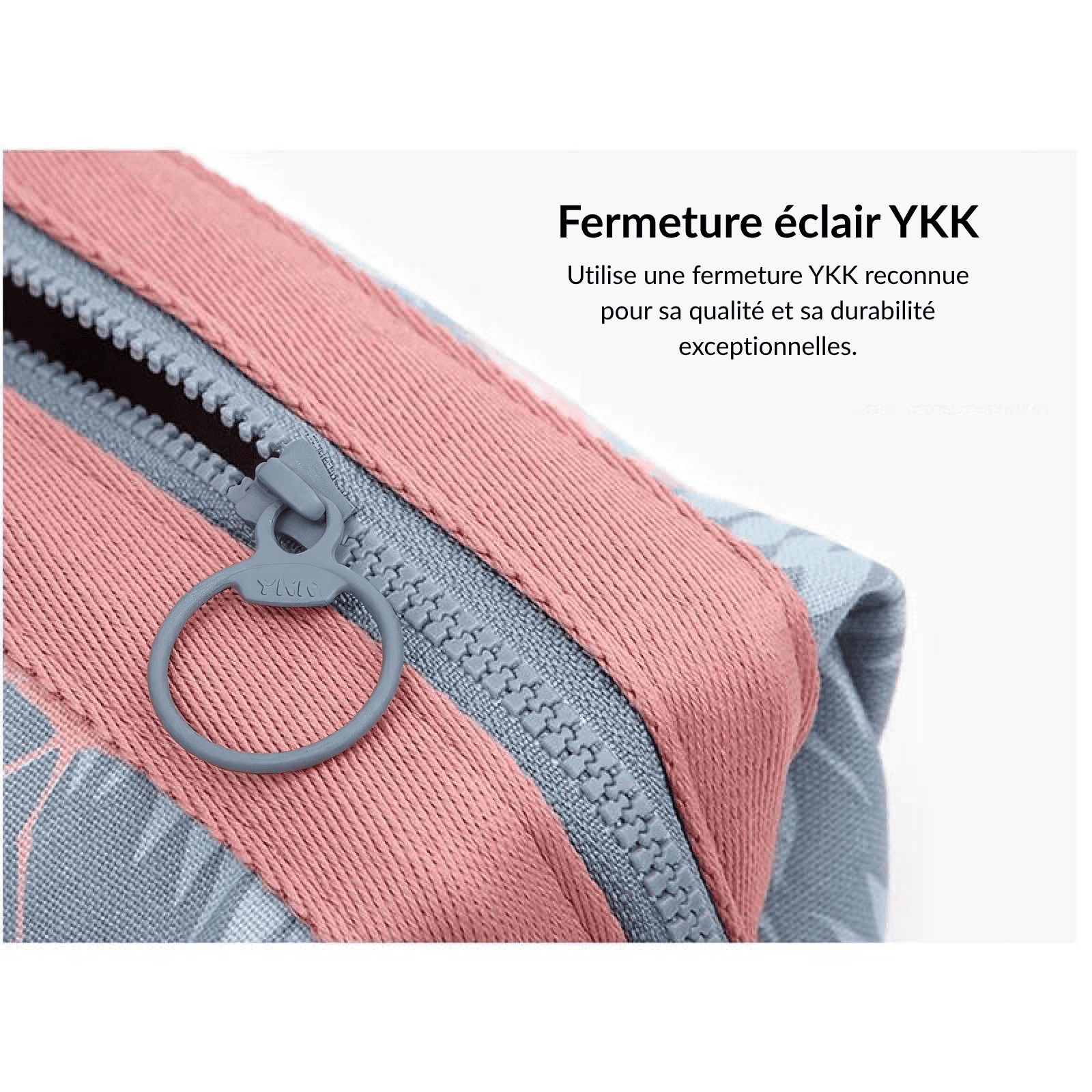 Détail de la trousse de toilette de voyage compacte motif flamants roses, fermeture éclair YKK robuste et durable, finition soignée de haute qualité.