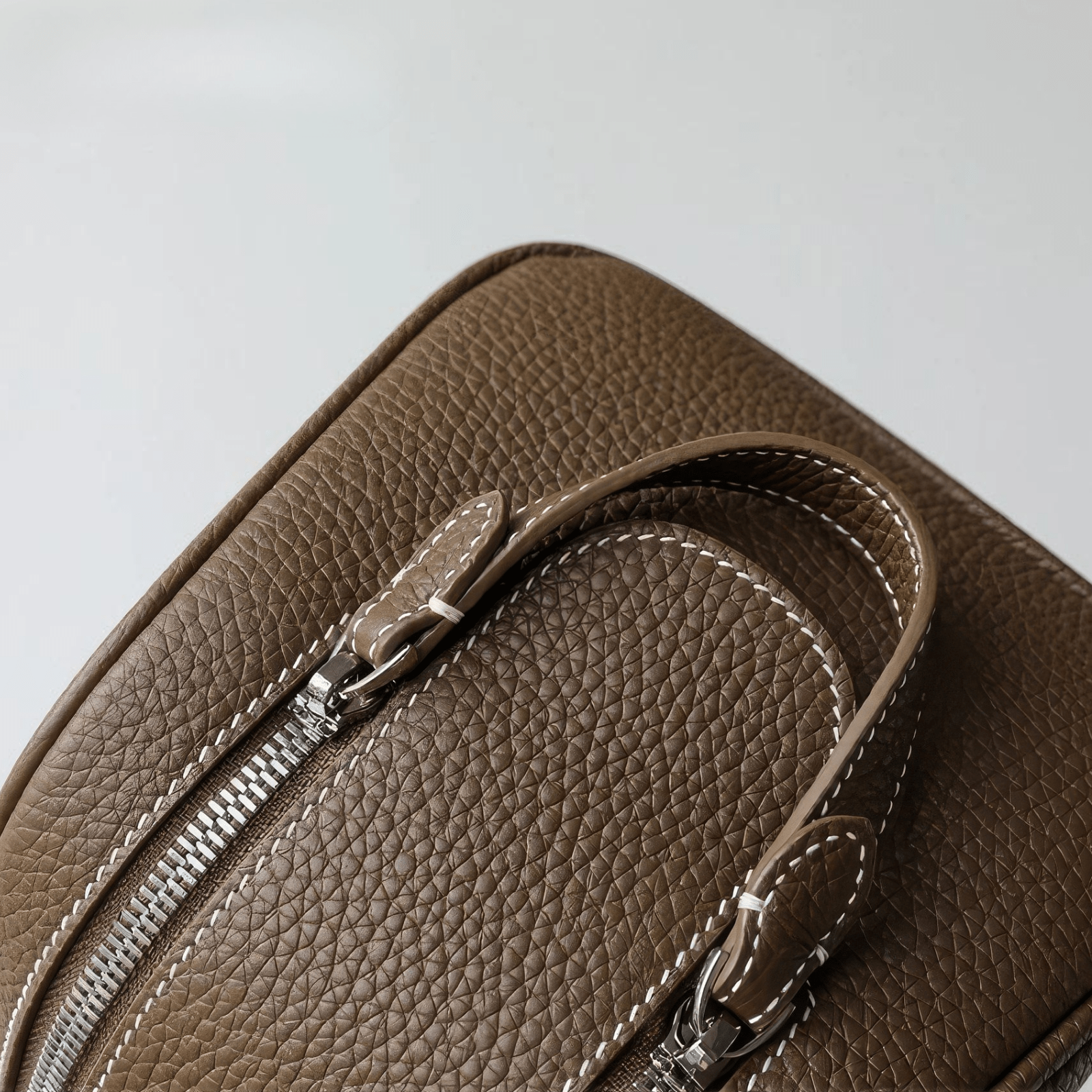 Détail poignée et couture trousse de toilette voyage luxe