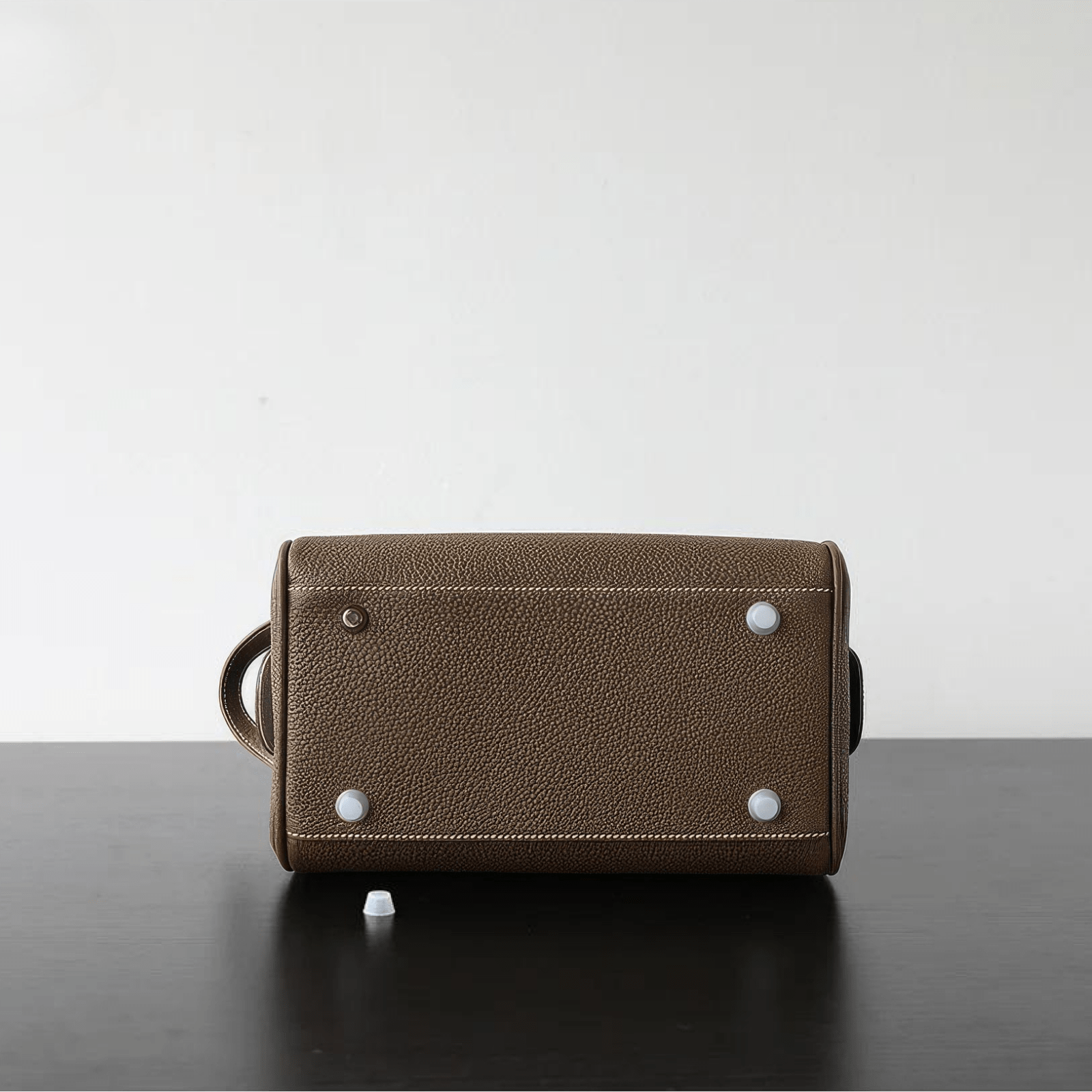 Trousse de toilette voyage luxe avec pieds de protection dessous